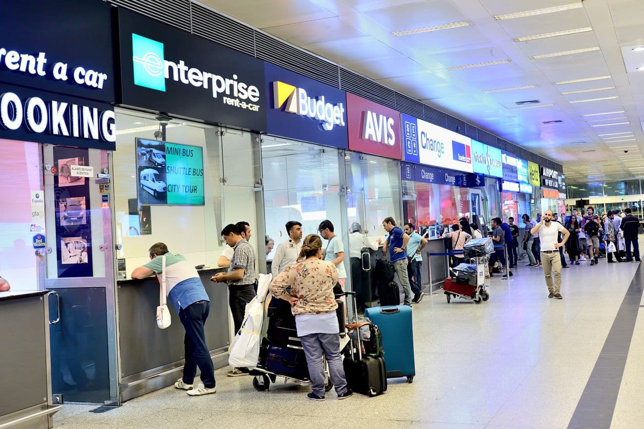 Plusieurs agences de location de voiture à l'aéroport. 