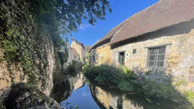 Balade à Longny-au-Perche, de jolies maisons typiques en cours d'eau. ©Ouest France