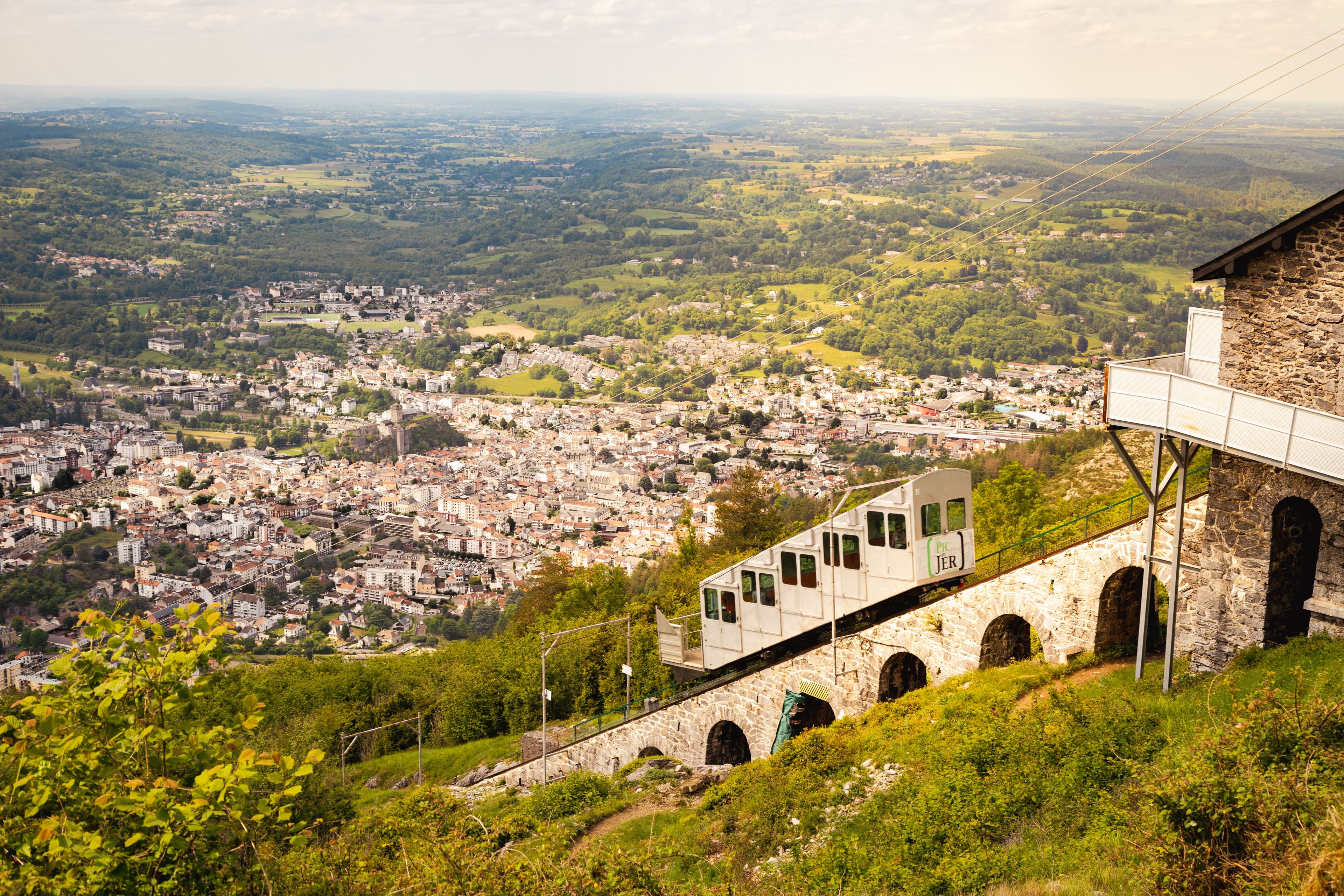 Le funiculaire du Pic du Jer offre une vue imprenable sur la ville de Lourdes ©Nature Voyages Découvertes