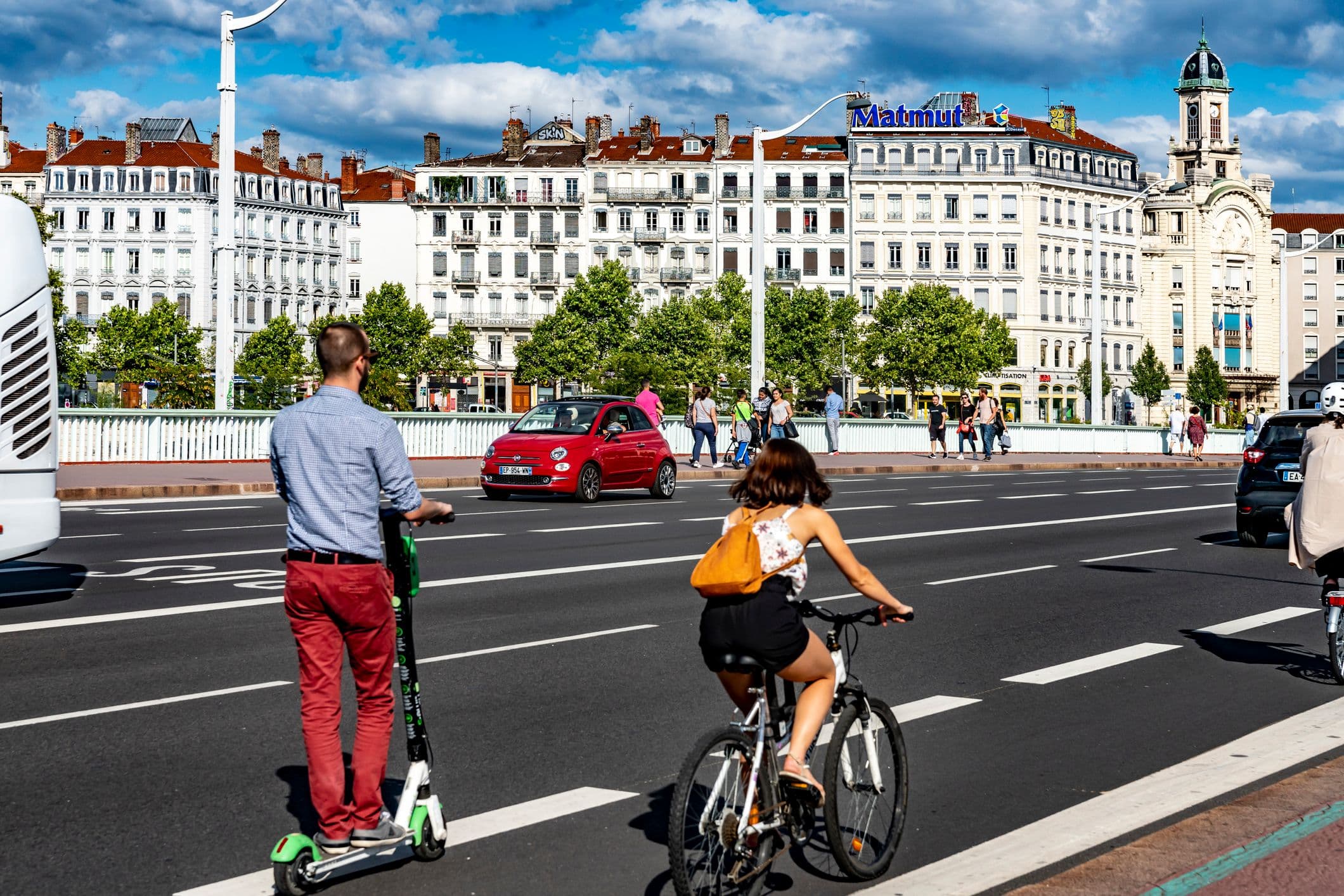 Le Pont Guillotière traversé par des scooters électriques dans la ZFE de Lyon