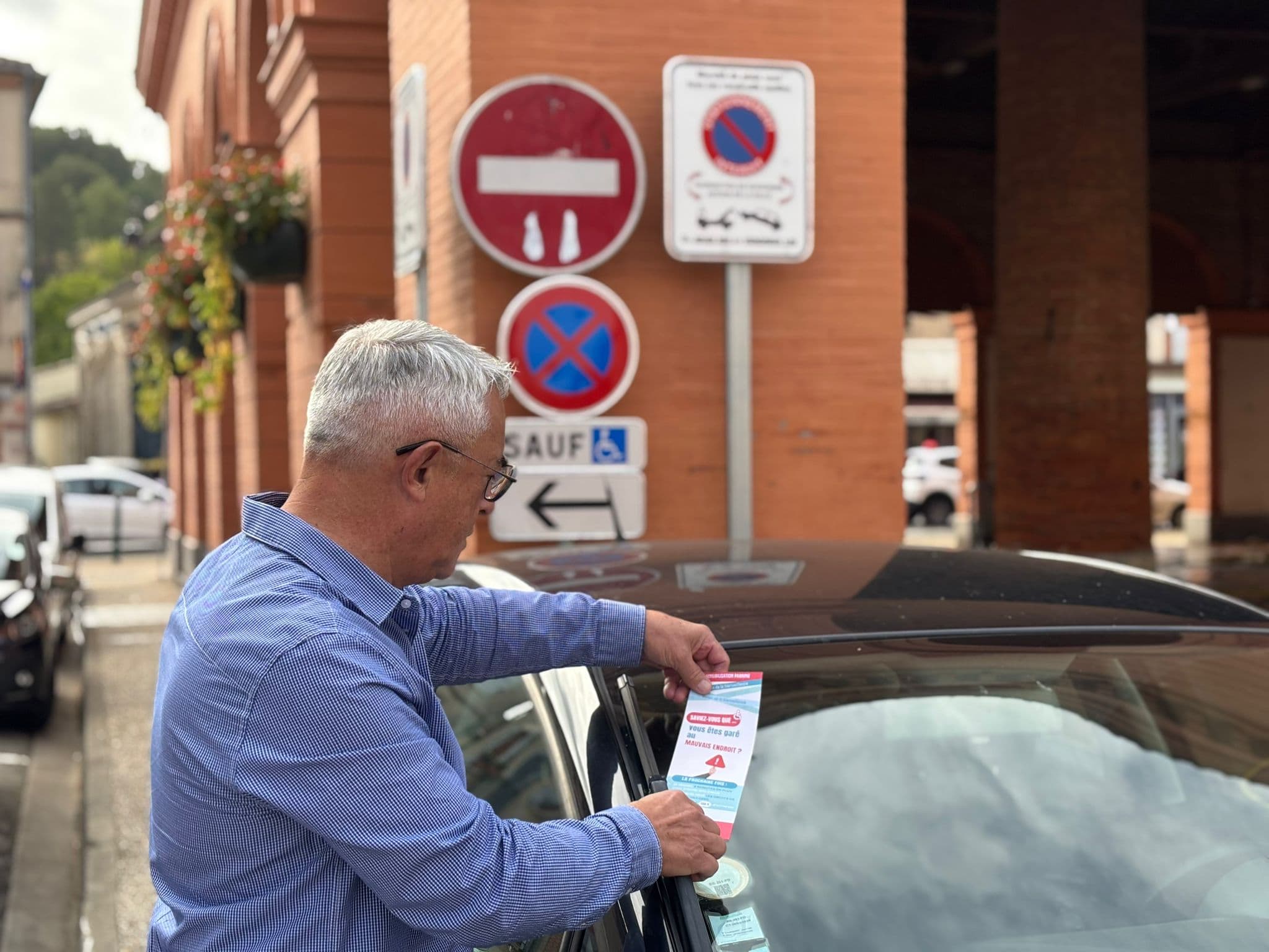 Des flyers glissés sous le pare-brise. 