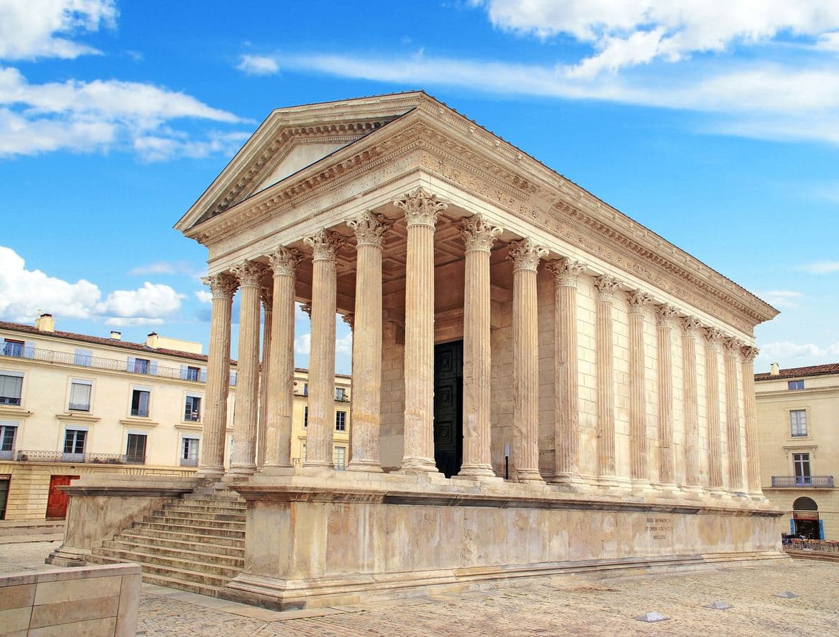 La Maison Carrée au coeur de la ville ©Max Labeille - IStock