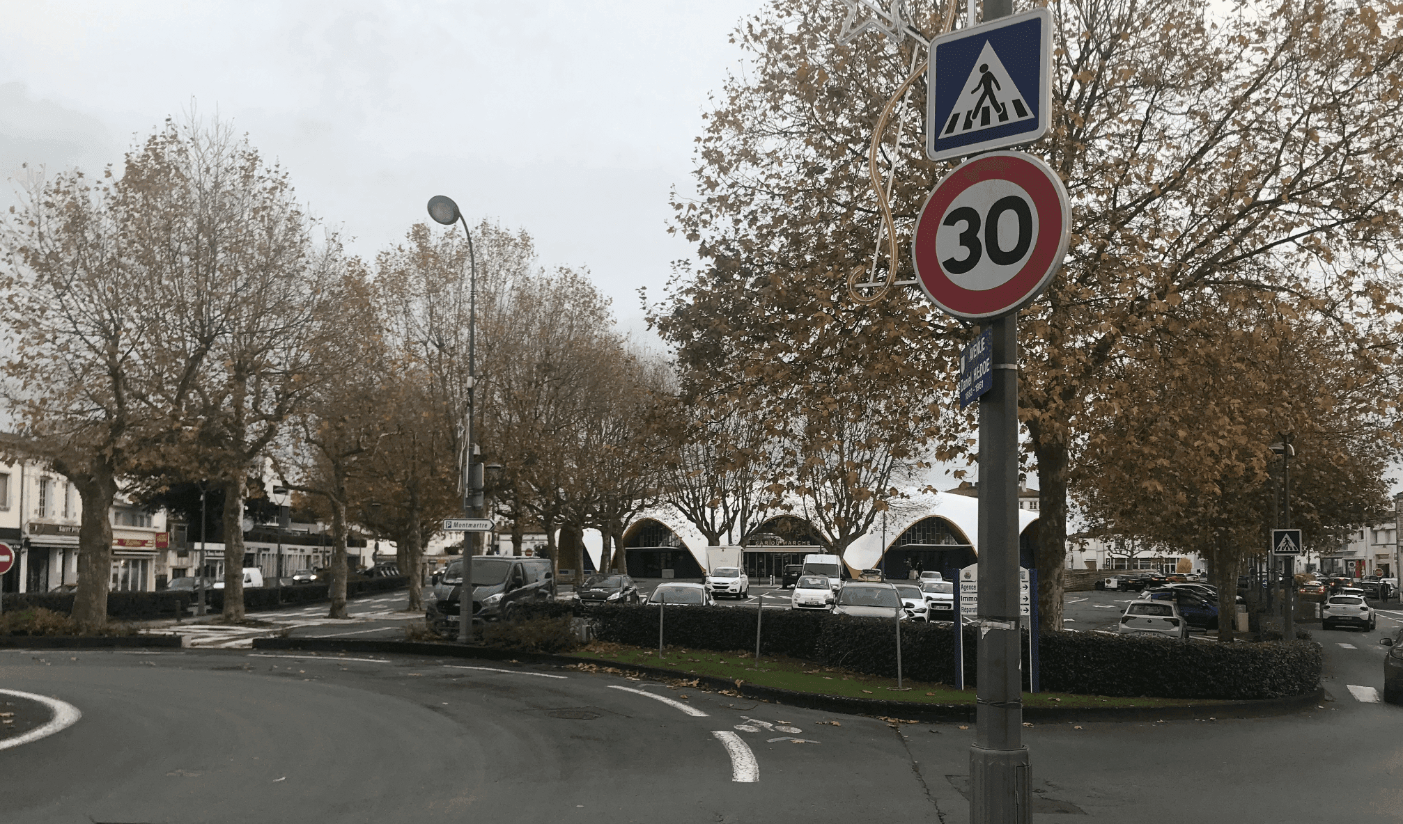 Panneau de signalisation 30 positionné avant le marché de Royan.