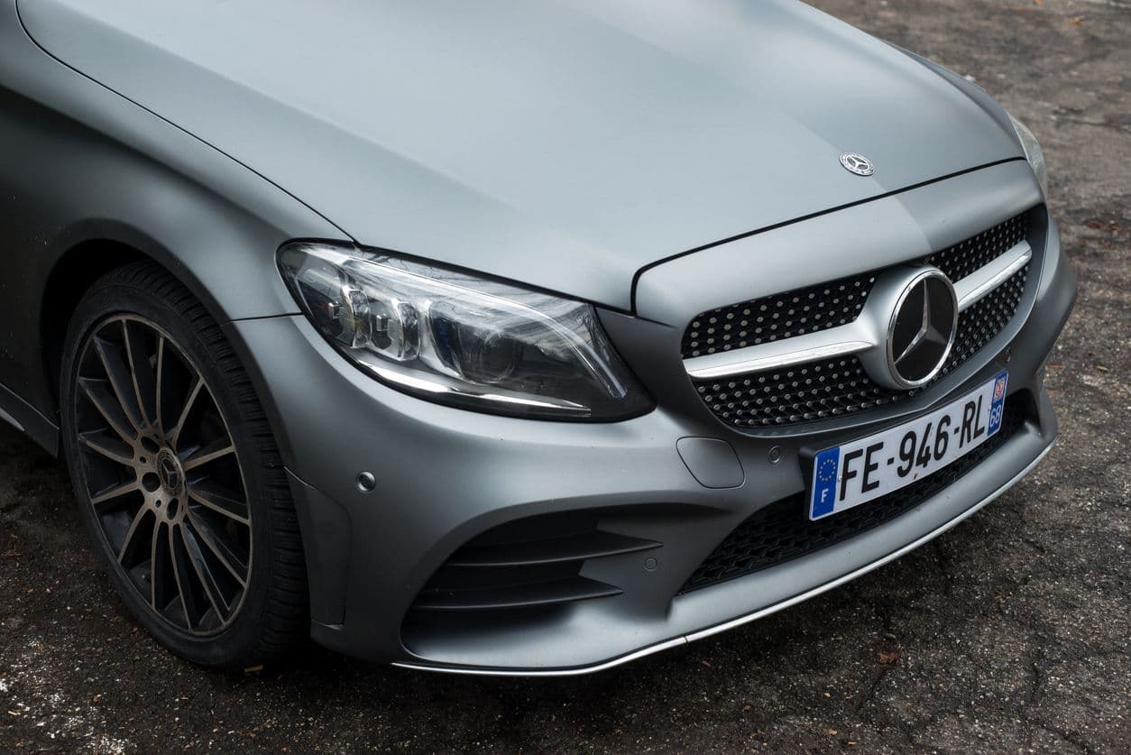 Un véhicule Mercedes gris.