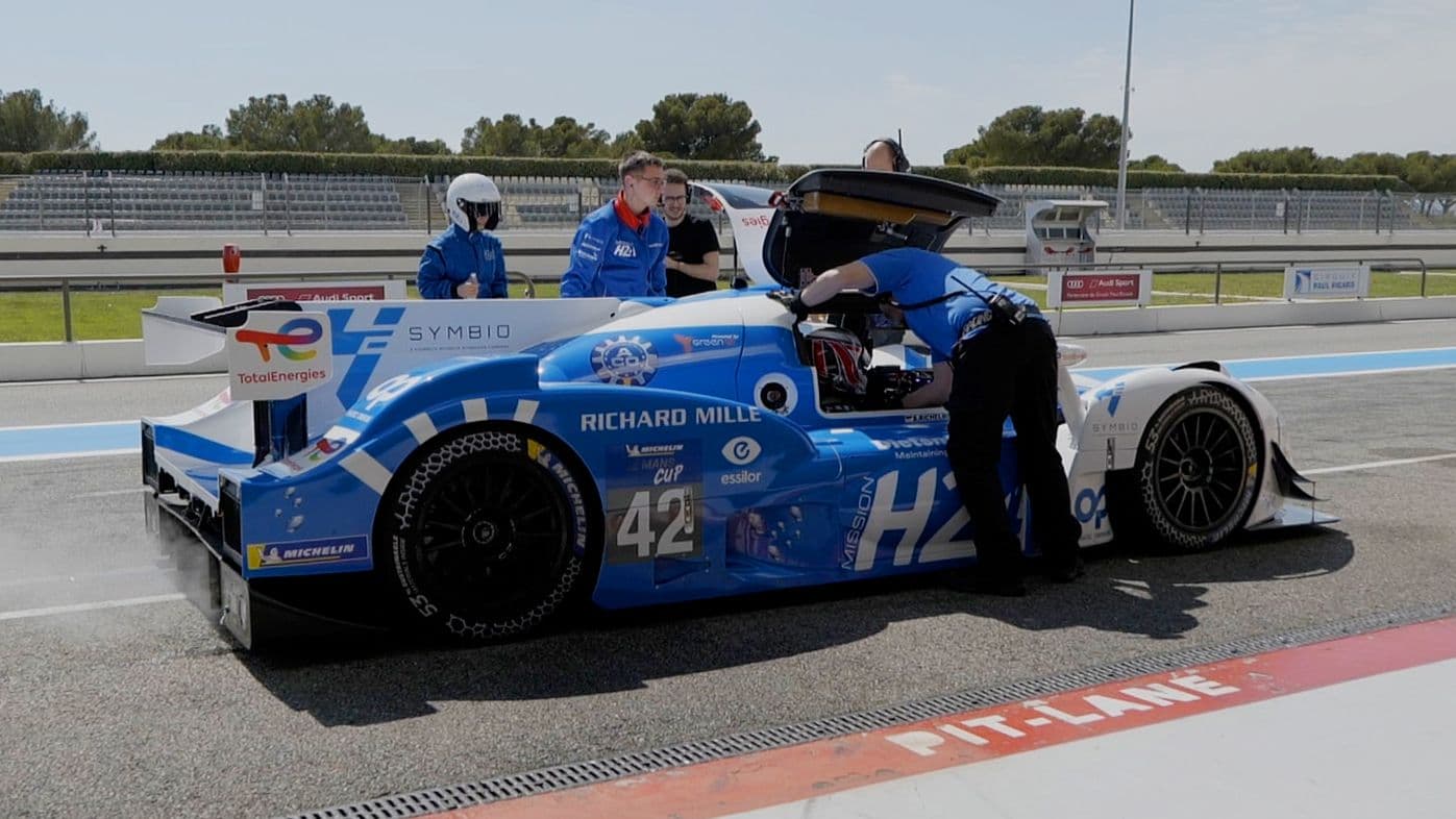 La voiture de course à hydrogène de LMPH2G de mission H24 au Castellet