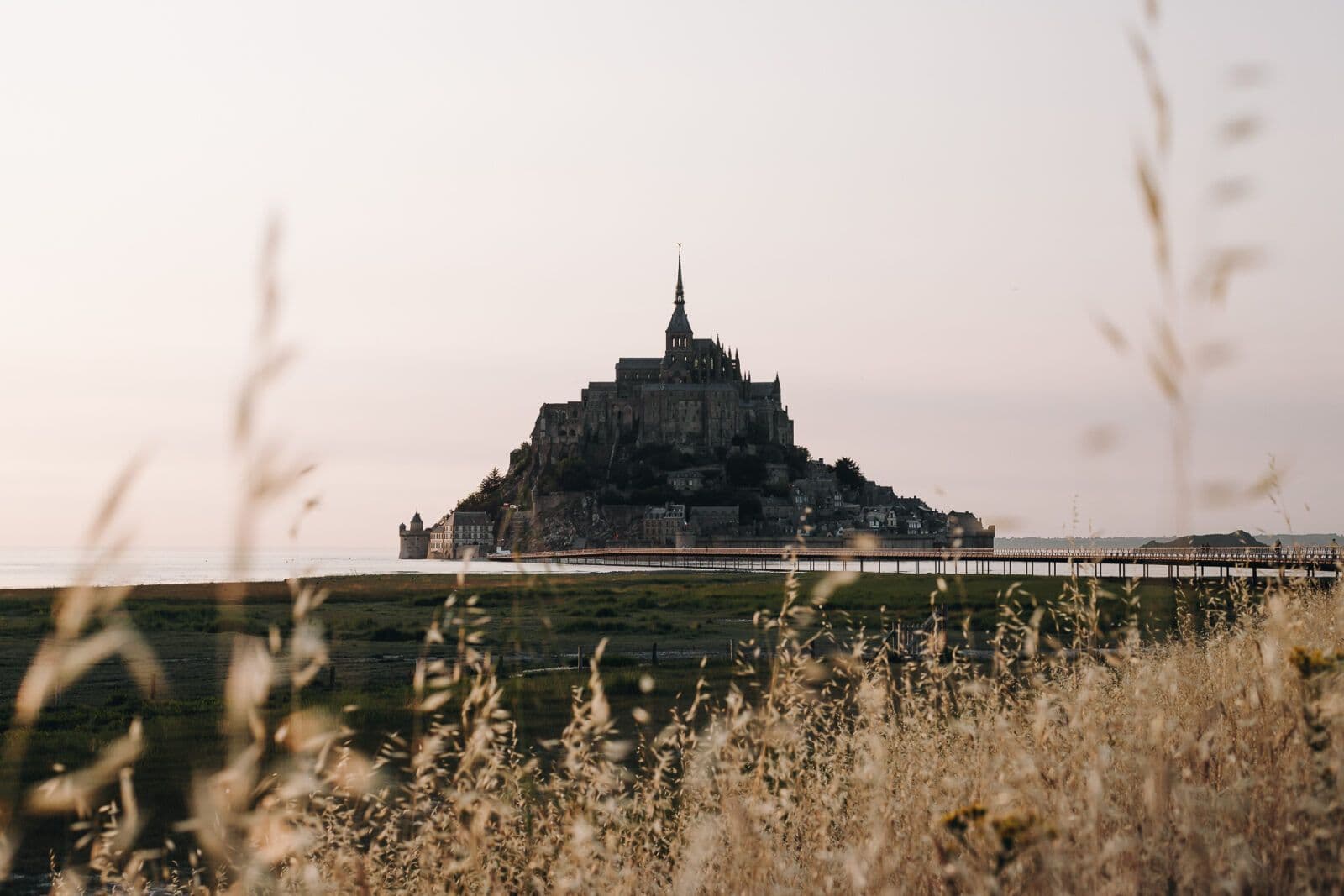 Le majestueux Mont-Saint-Michel qui trône sur la Baie. ©hellotravelers