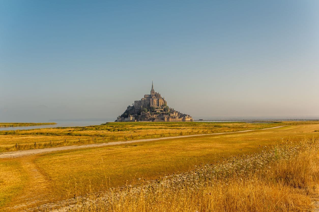 Le majestueux Mont-Saint-Michel qui trône sur la Baie ©JanJBrand - IStock