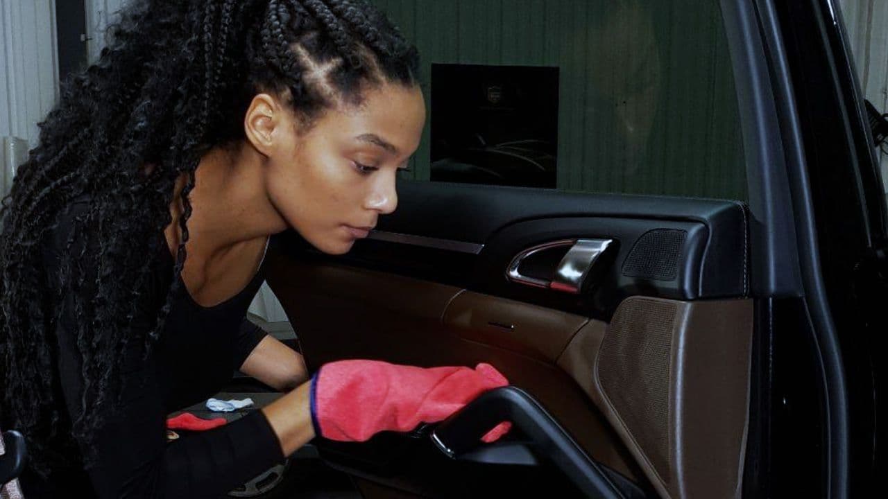 Morgane Qut nettoie l'intérieur d'une voiture.