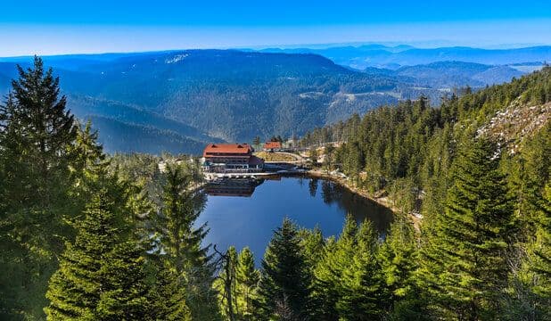 Le Mummelsee au cœur de la Fôret Noire. @Adobe Stock