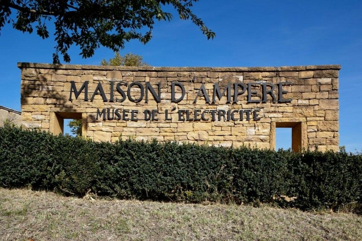 On se rend au Musée Ampère ou Musée de l'électricité, où l'on apprend tout de cette invention majeure. ©MuséeAmpère