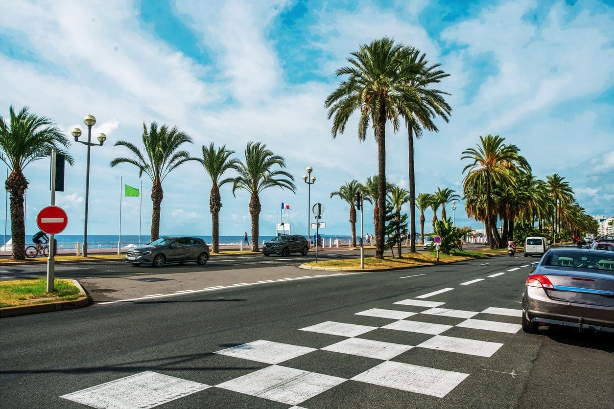 Des voitures circulant sur la Promenade des Anglais à Nice.