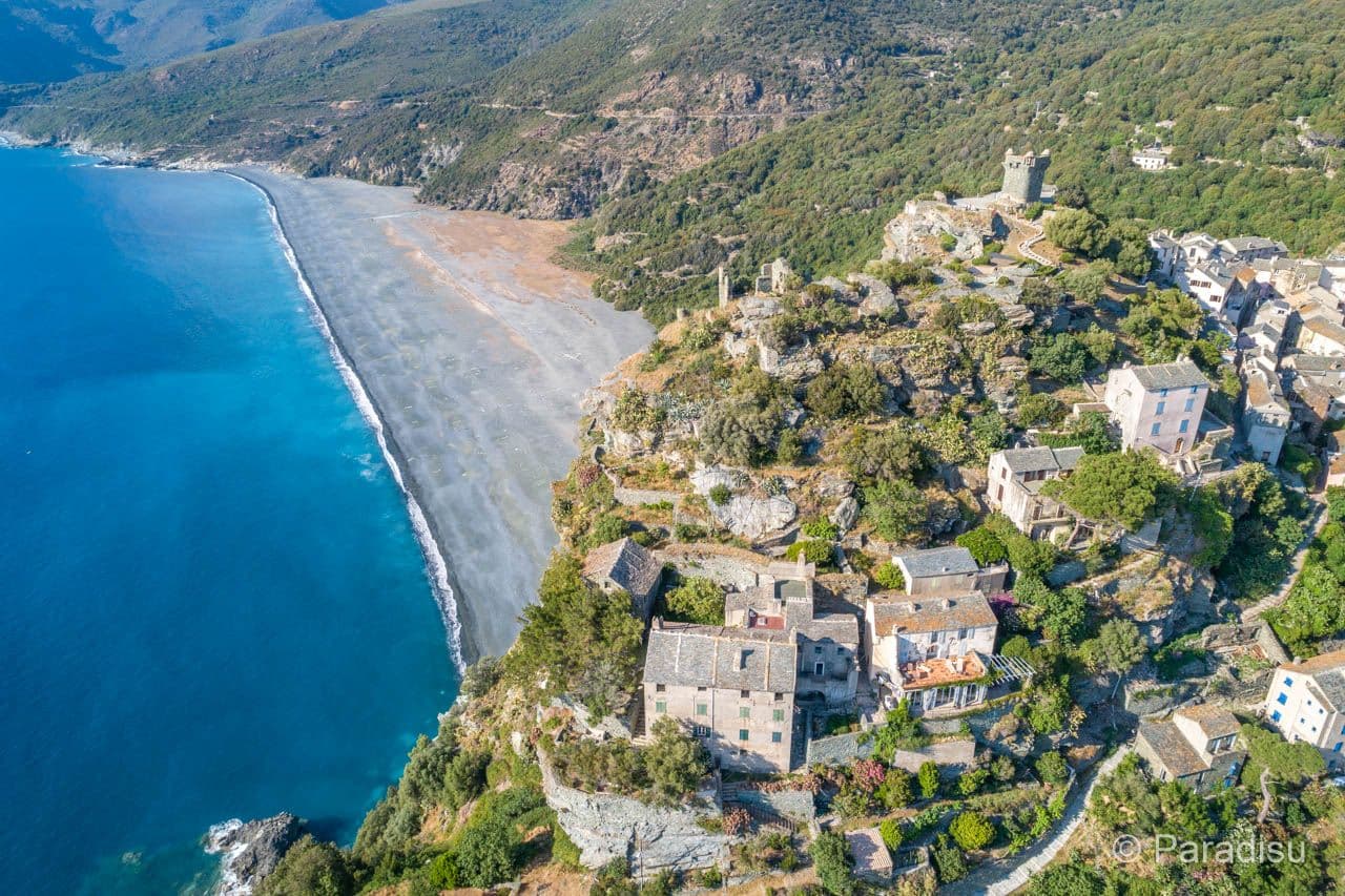 Vue aérienne sur Nonza, sa plage et sa tour génoise