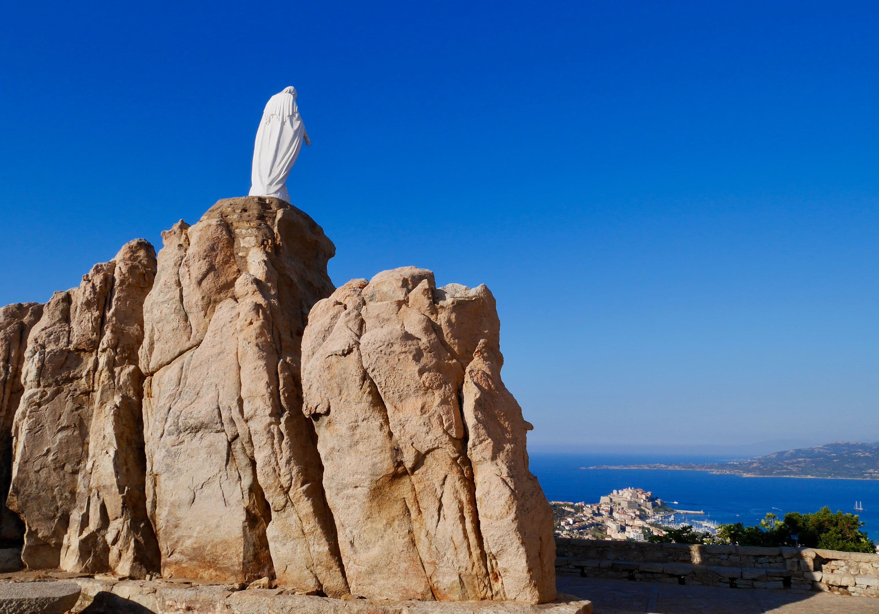 Notre Dame de la Serra surplombe la baie de Calvi. ©Maleo Photography