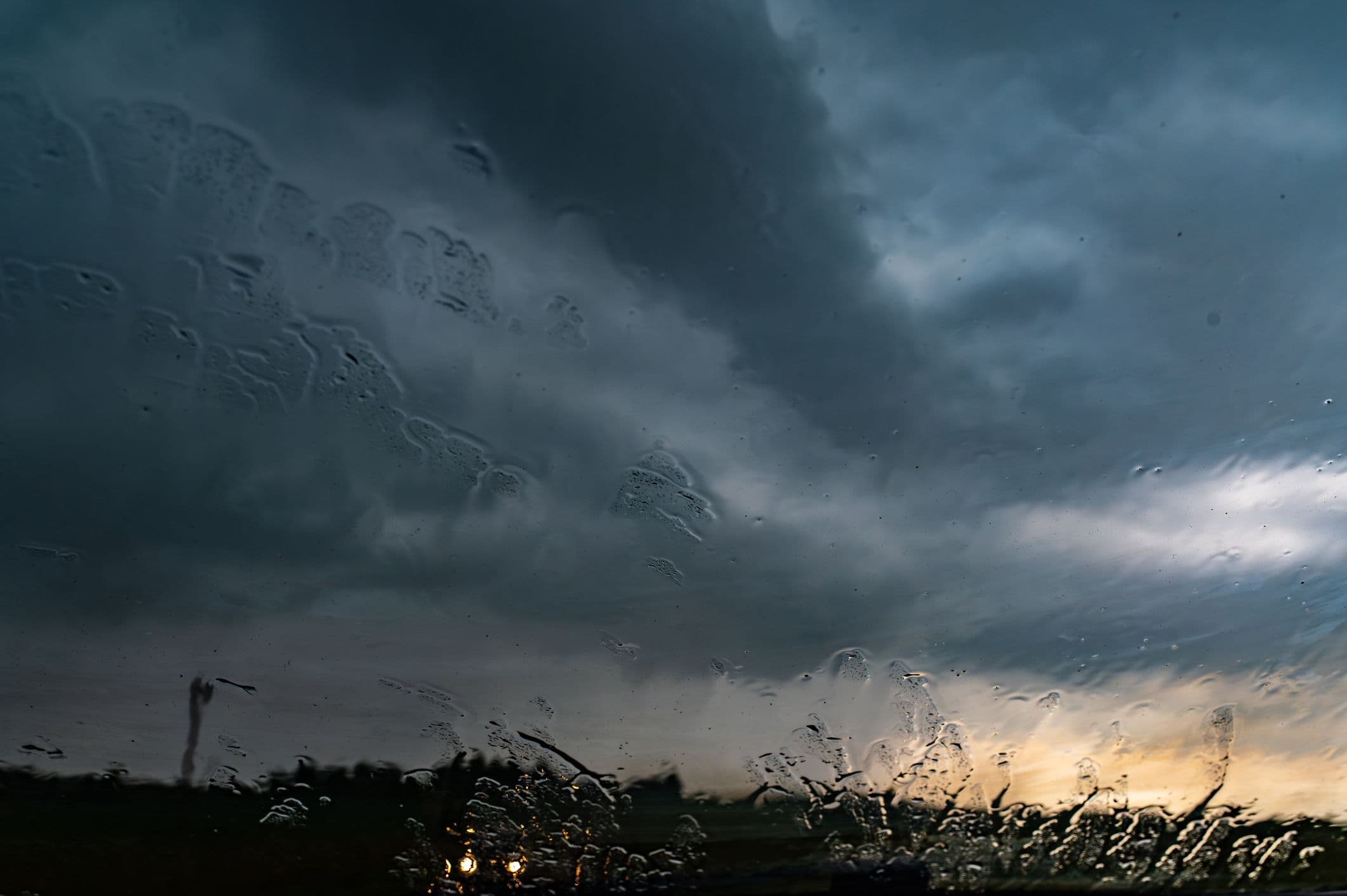 Un orage vu depuis l'intérieur d'une voiture. 