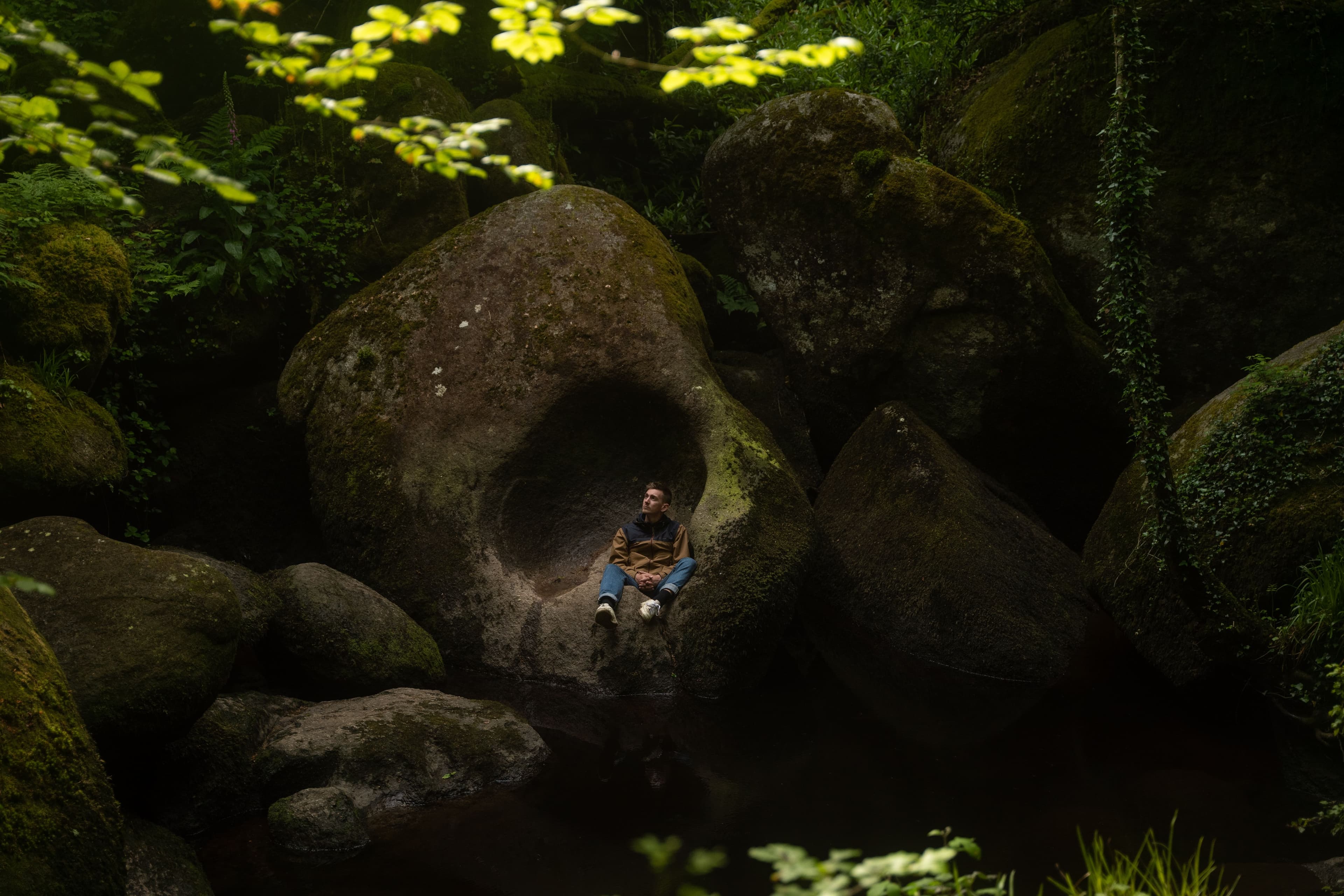 Au coeur de la forêt de Huelgoat, les légendes celtes prennent vie. ©Roole