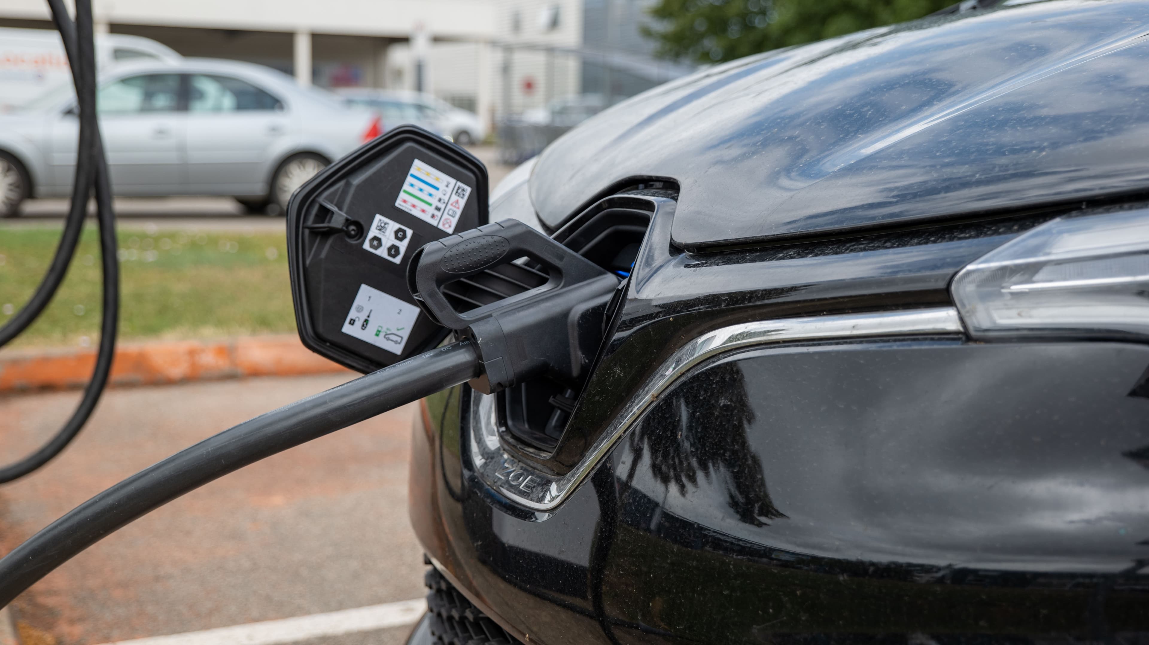 Voiture électrique en train d'être rechargée