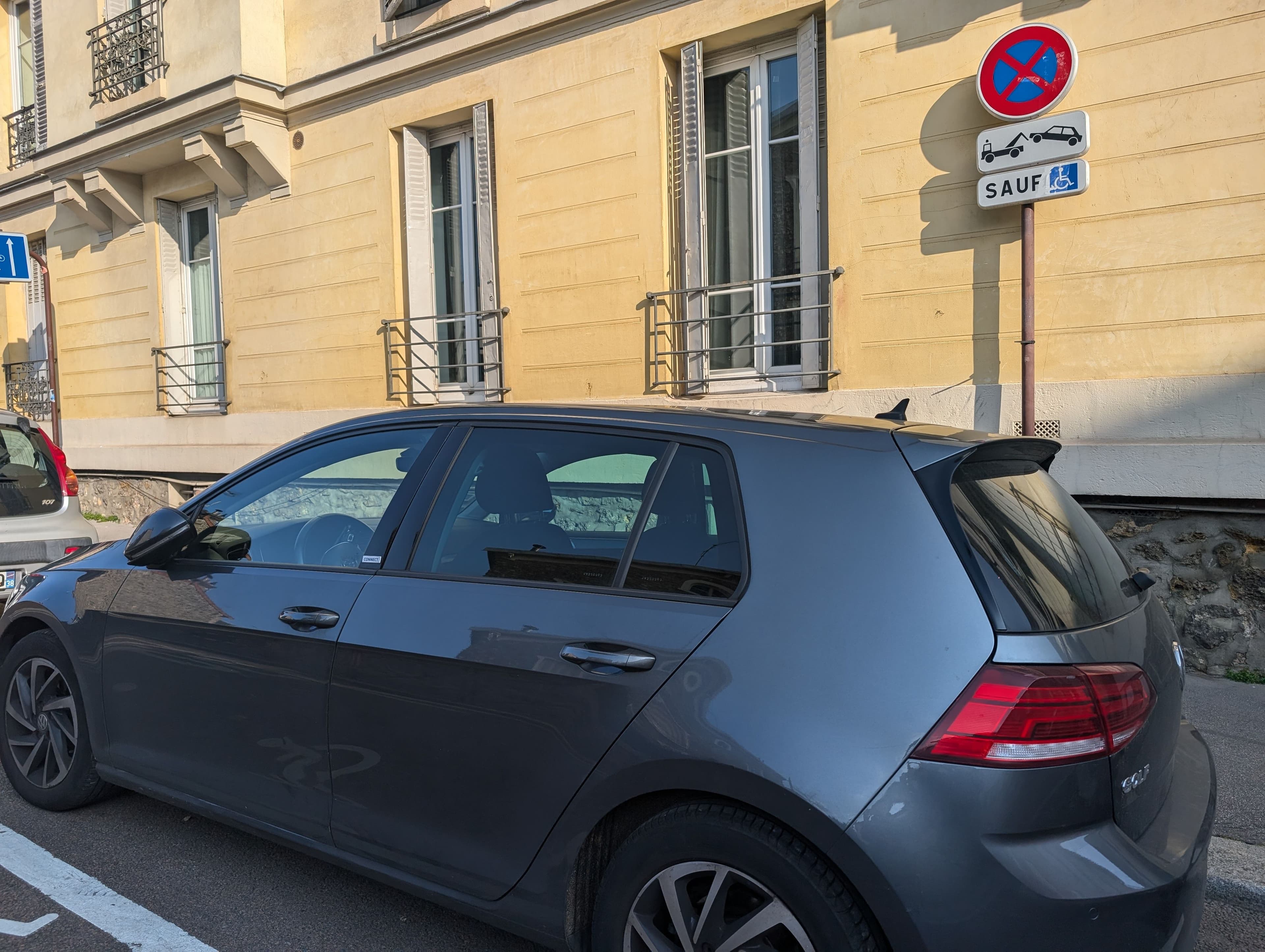 Une voiture garée sur une place bleue limitée dans le temps sauf pour les personnes handicapées