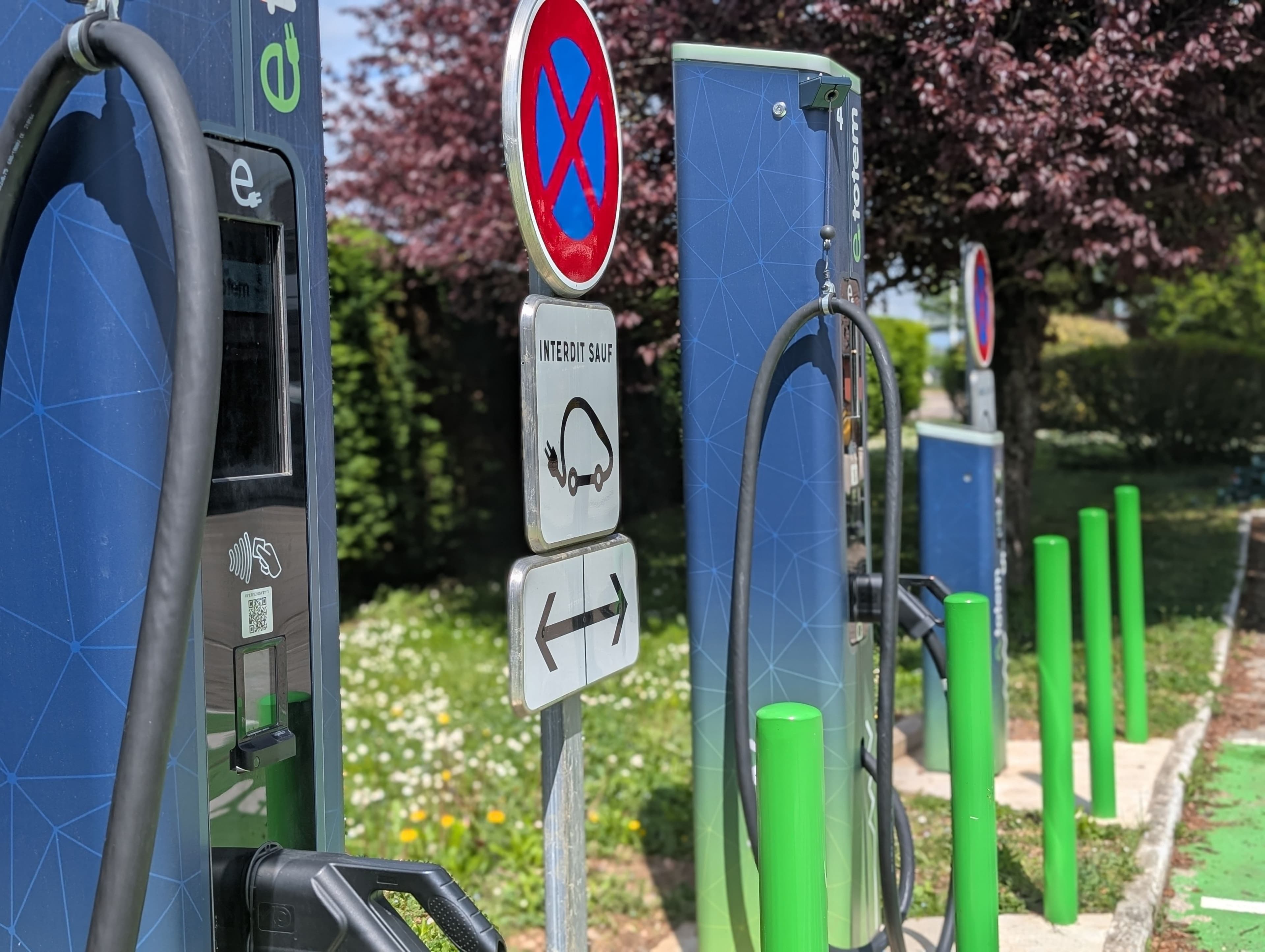Une station de recharge au printemps, sans voitures