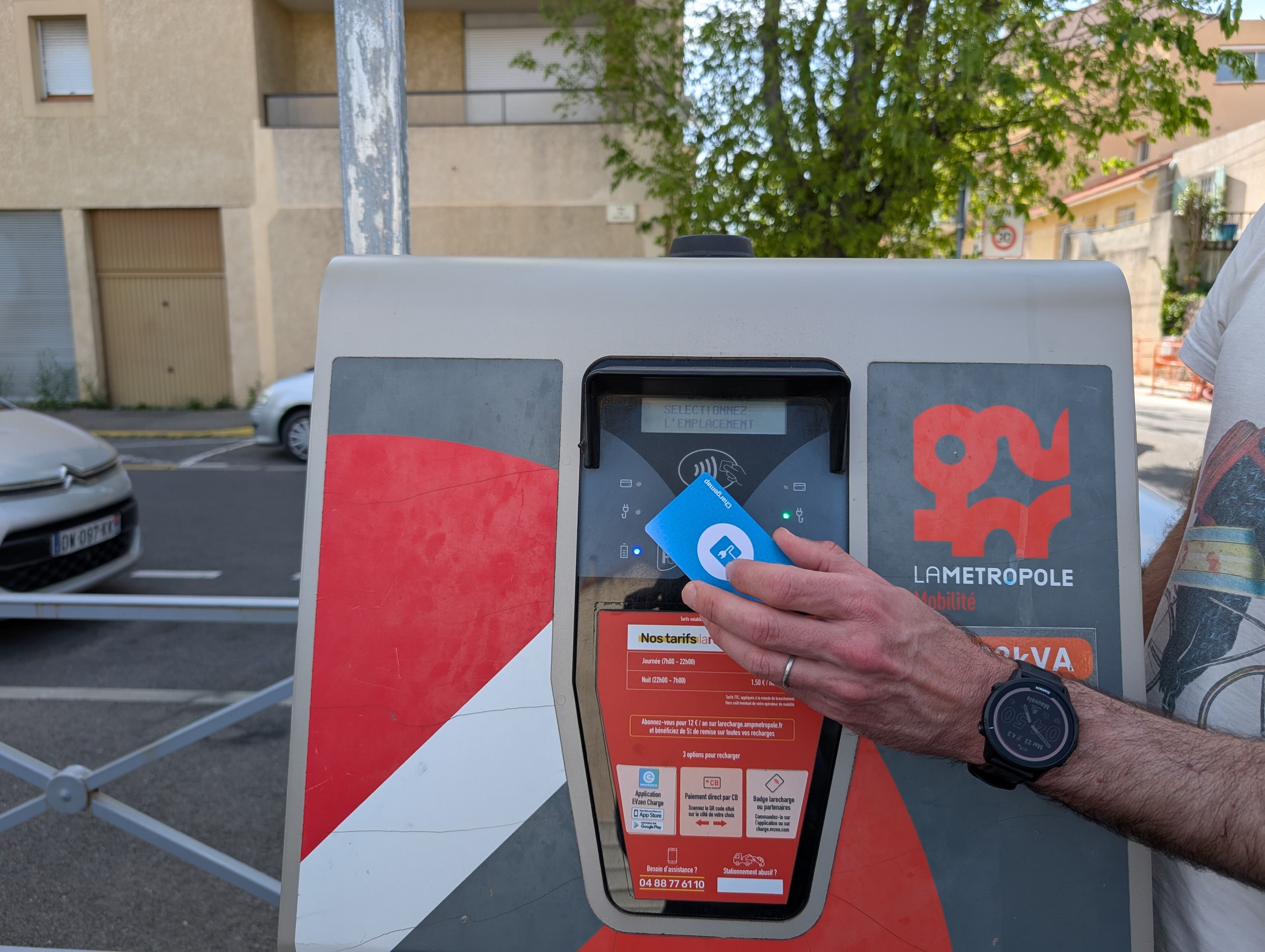 Badge multiréseaux Chargemap payant la recharge sur une borne publique