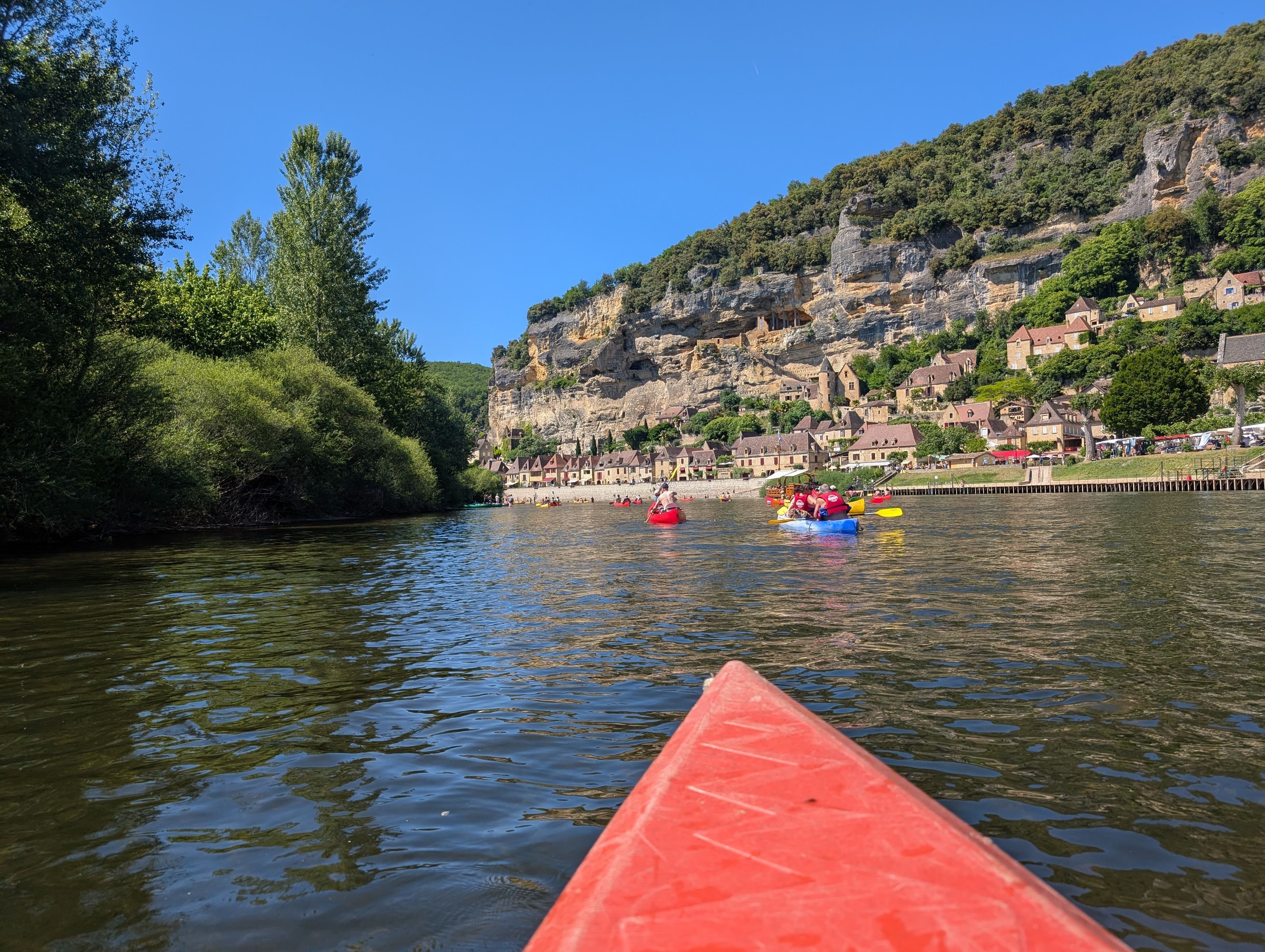 Le châteaux de La Roque Gageac et de Beynac se découvrent aussi depuis la Dordogne. ©Roole
