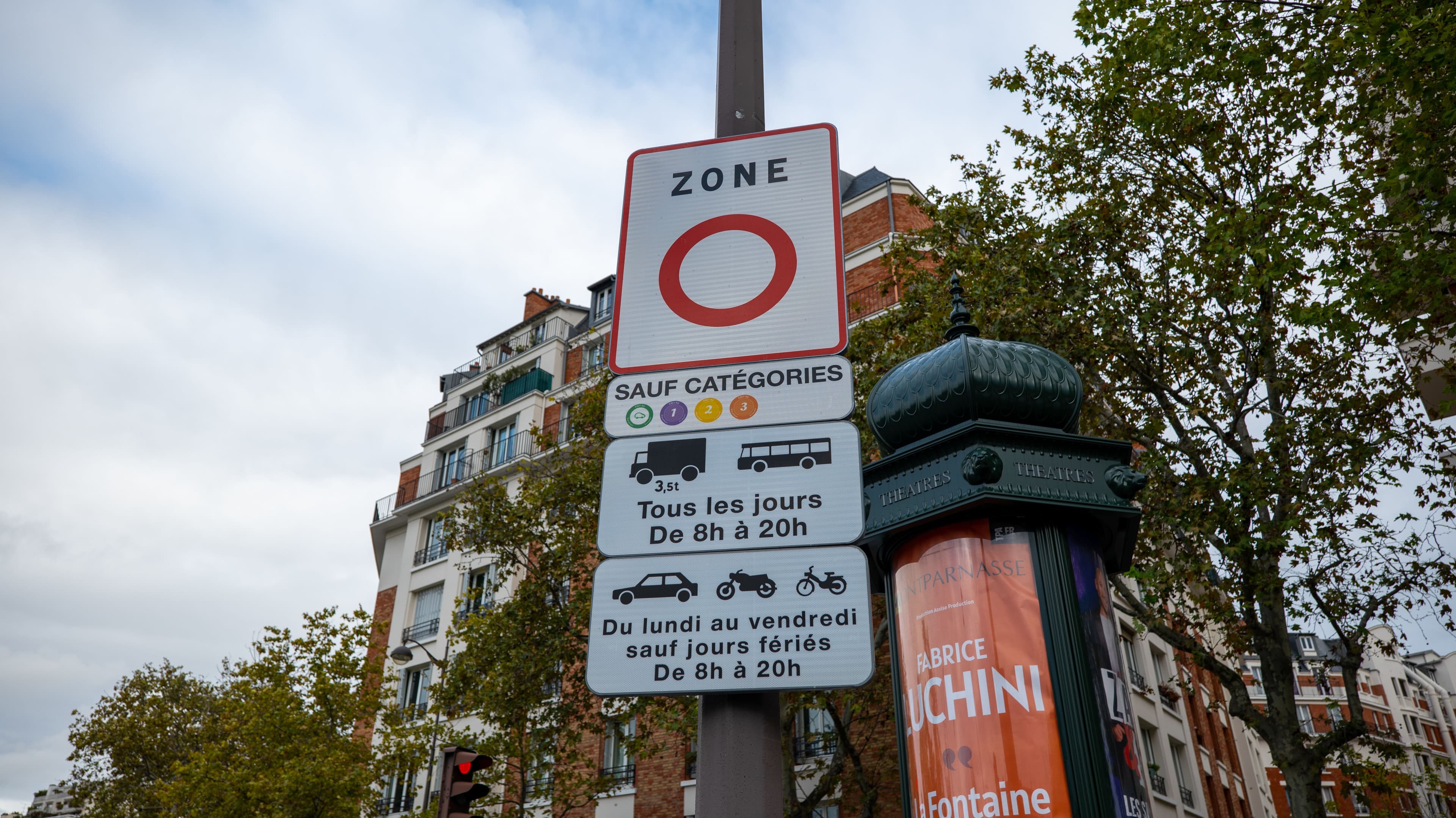 Un panneau d'entrée dans la ZFE du Grand Paris.