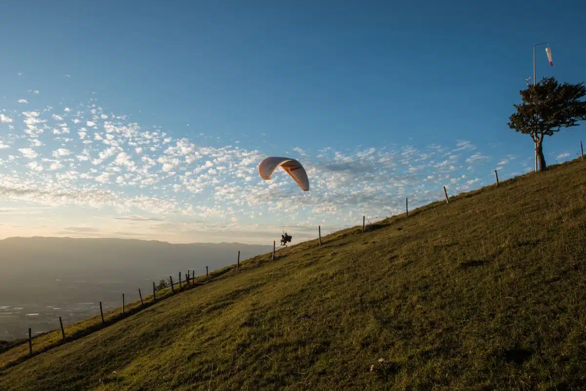 Une descente en parapente à Salève. ©Salève Airlines