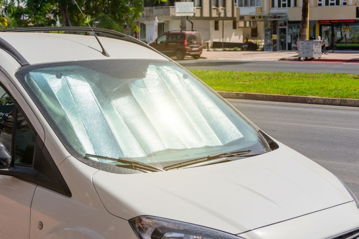 Le pare-soleil bloque une grande partie des rayons UV. ©Istock