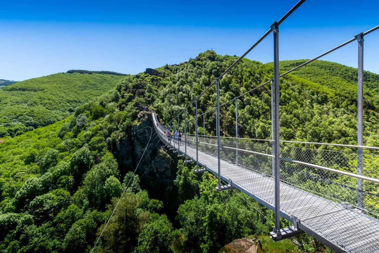 Comme un funambule sur la passerelle de Mazamet © Fontaine Gael