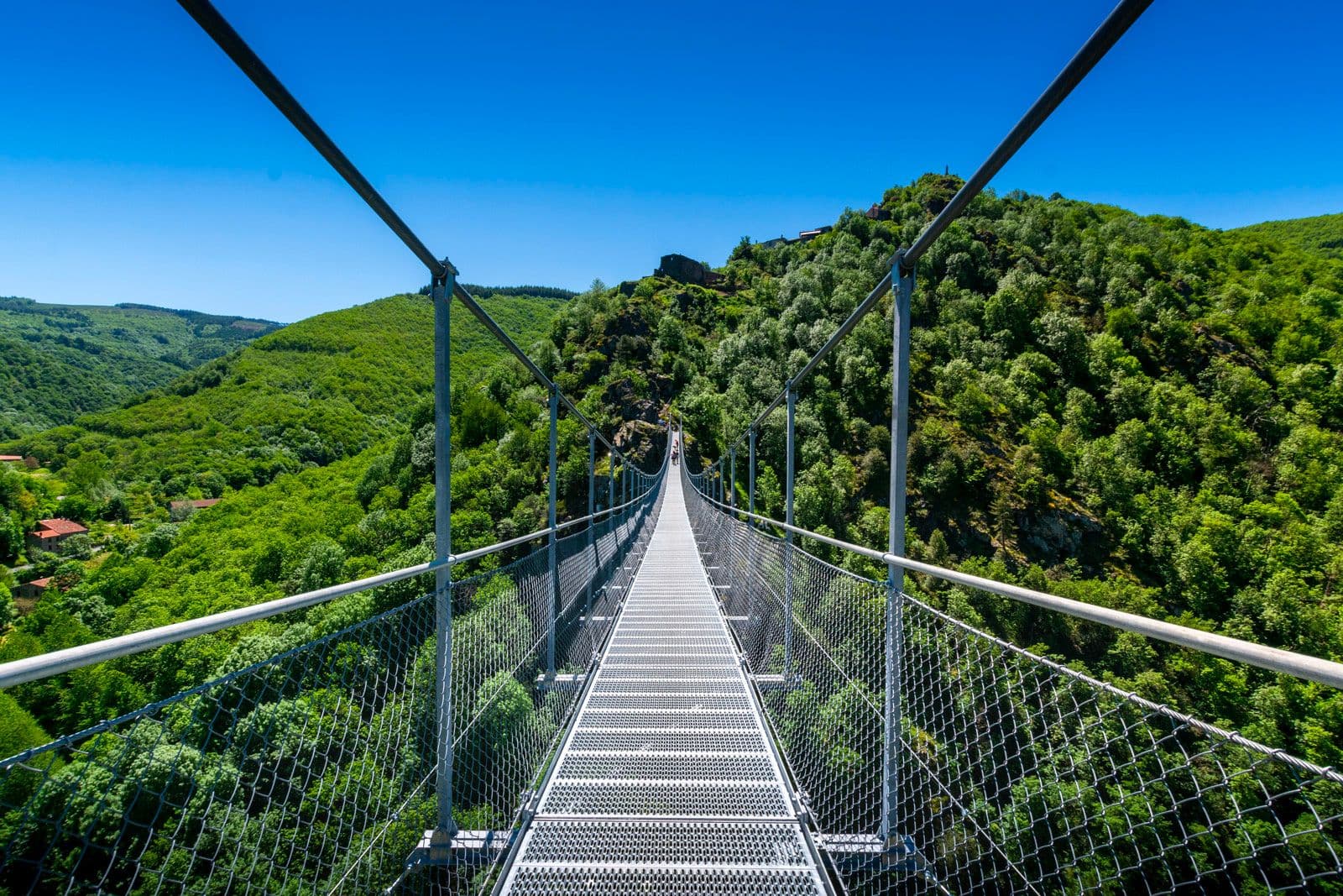 Comme un funambule sur la passerelle de Mazamet. ©Fontaine Gael