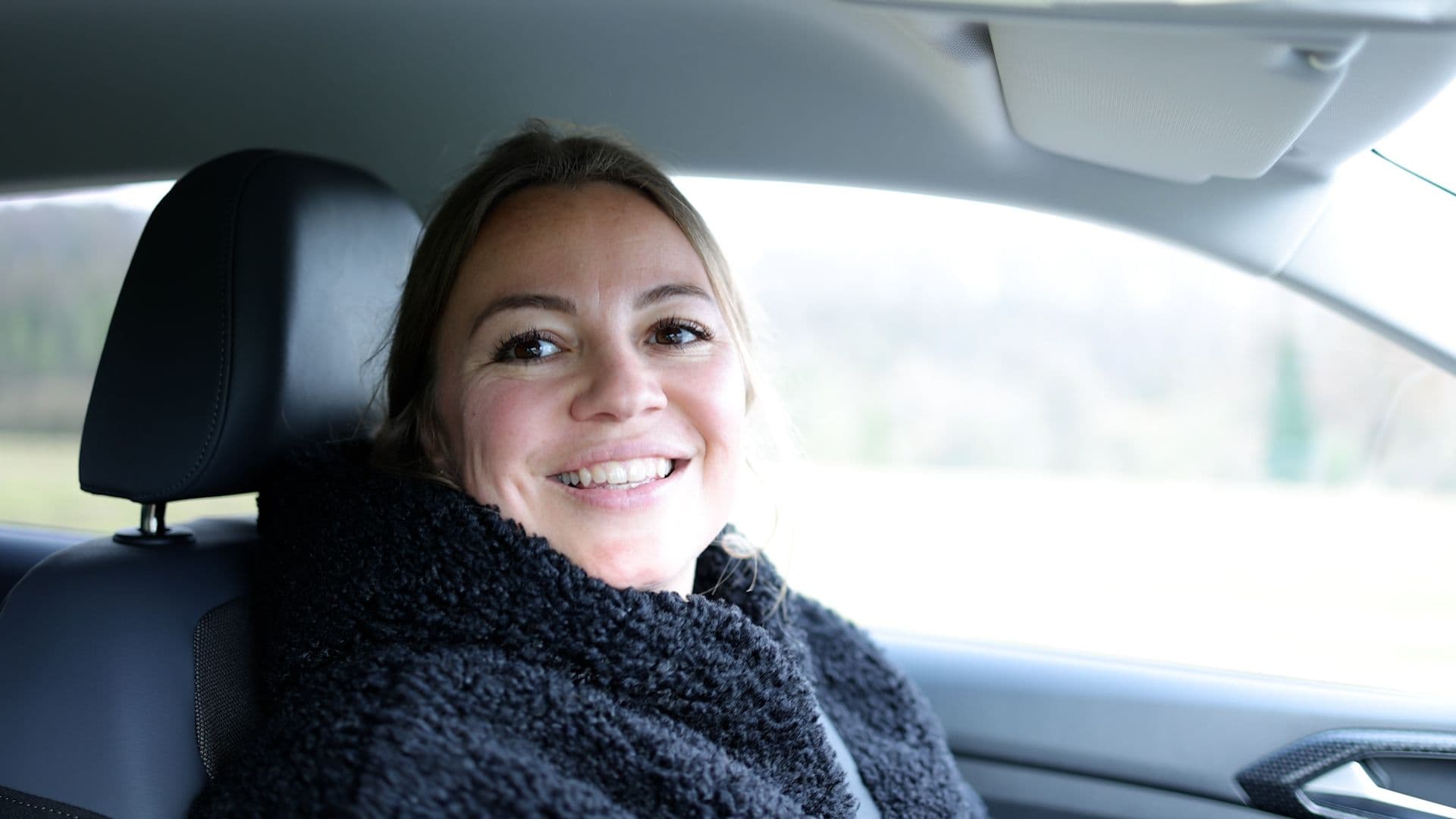 Pauline en voiture direction l'Auberge de la Mère Duval.