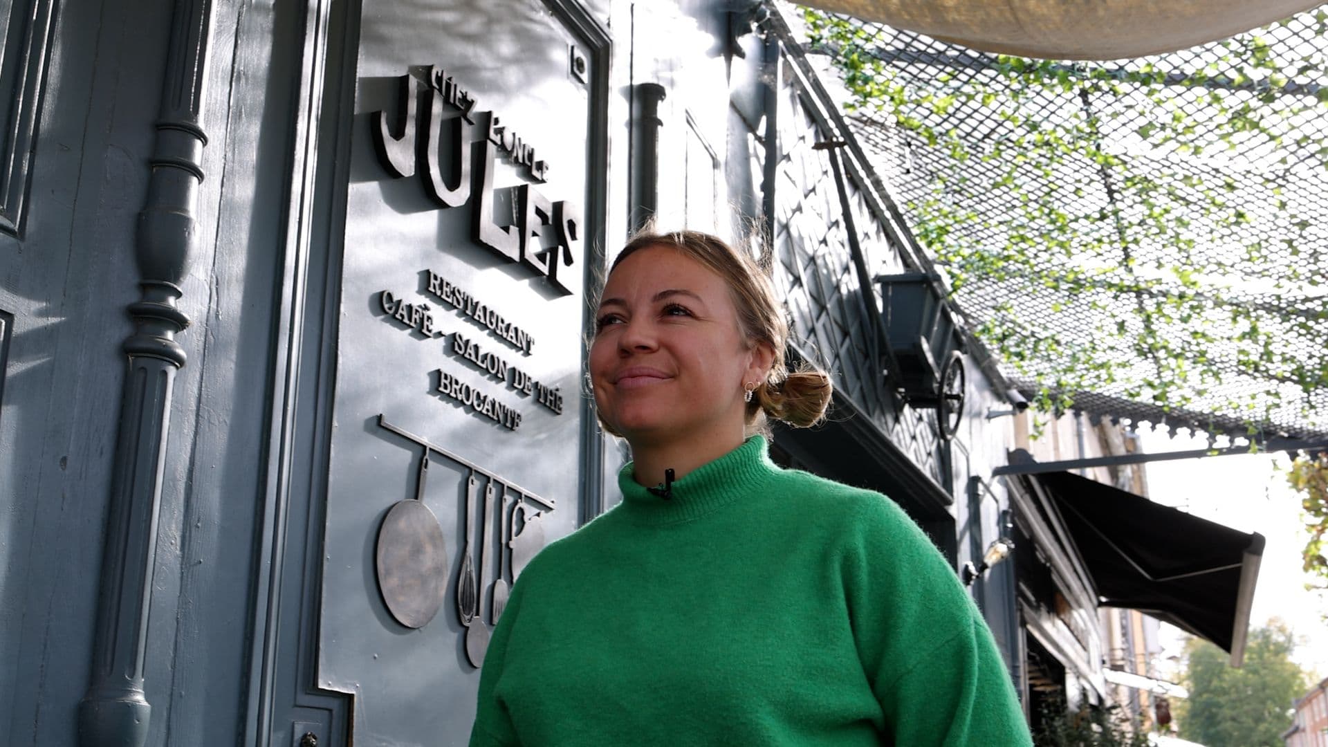 Pauline au restaurant Chez l'Oncle Jules