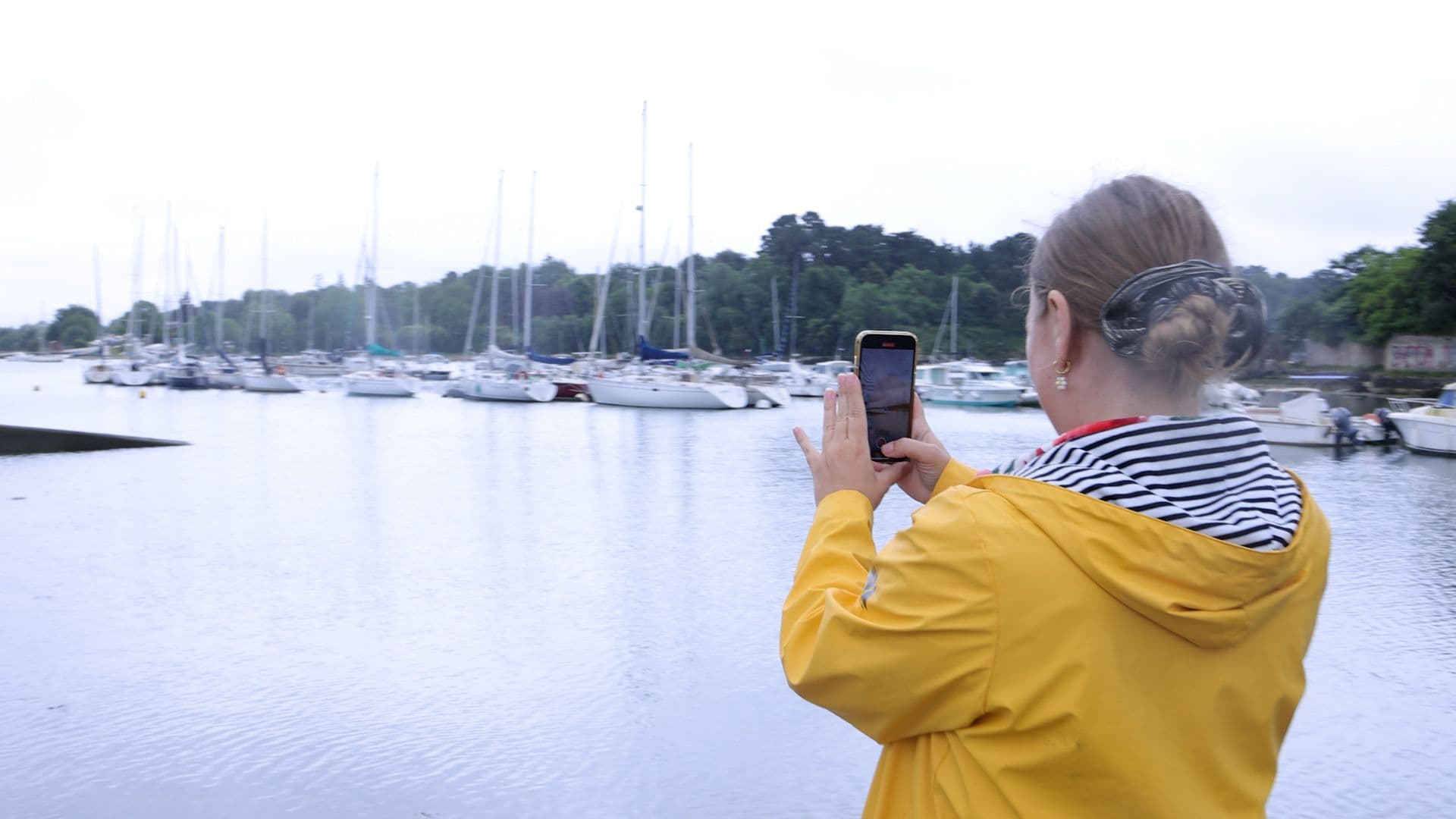 Pauline devant la piscine naturelle en plein coeur du golfe du Morbihan.