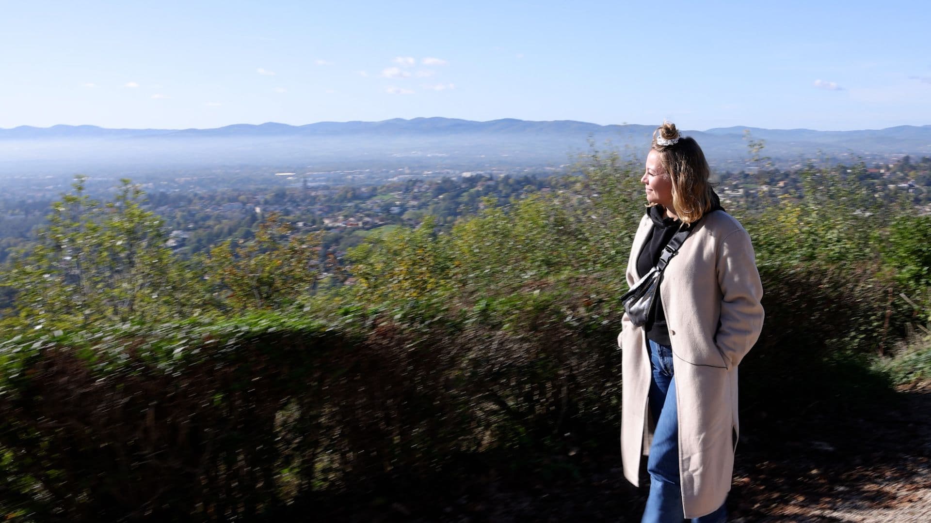 Pauline devant la vue de La Haut la Colline