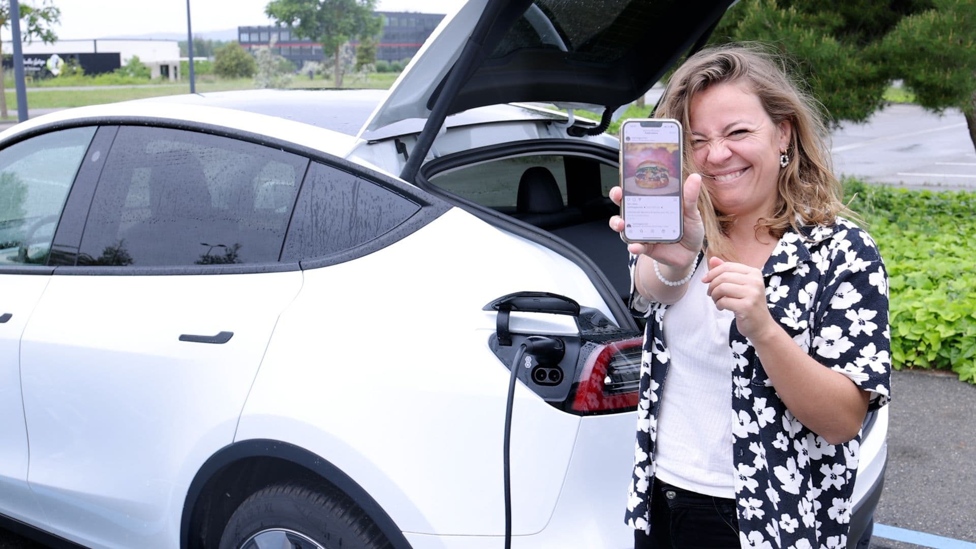 Pauline qui recharge sa voiture en mangeant.