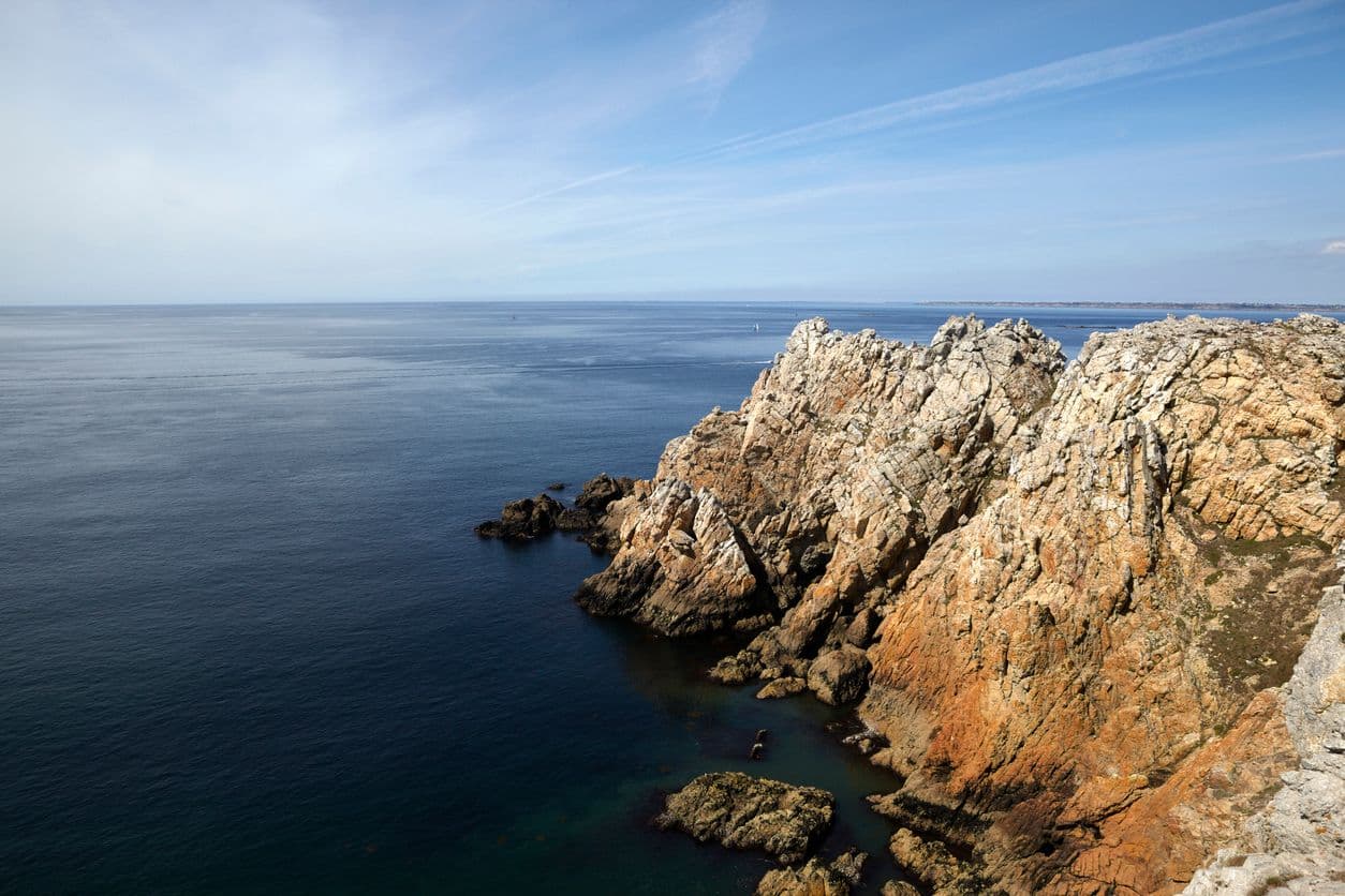 Longer le sentier côtier à Pen-Hir © elgol - IStock