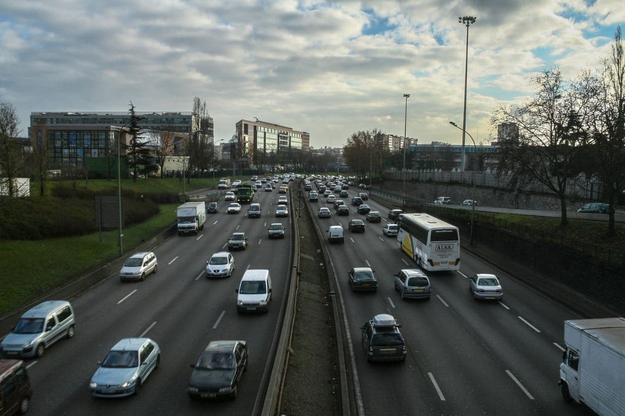 Véhicules circulant sur le boulevard périphérique parisien.