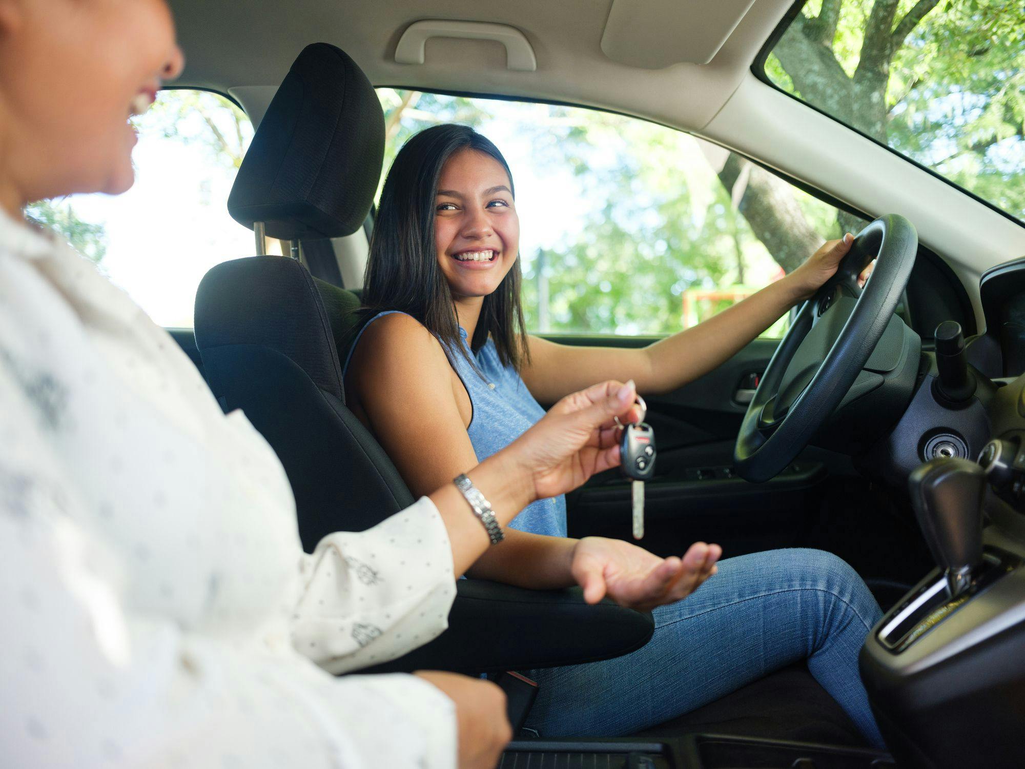 Comment assurer un jeune en conduite accompagnée ? Quels avantages ?
