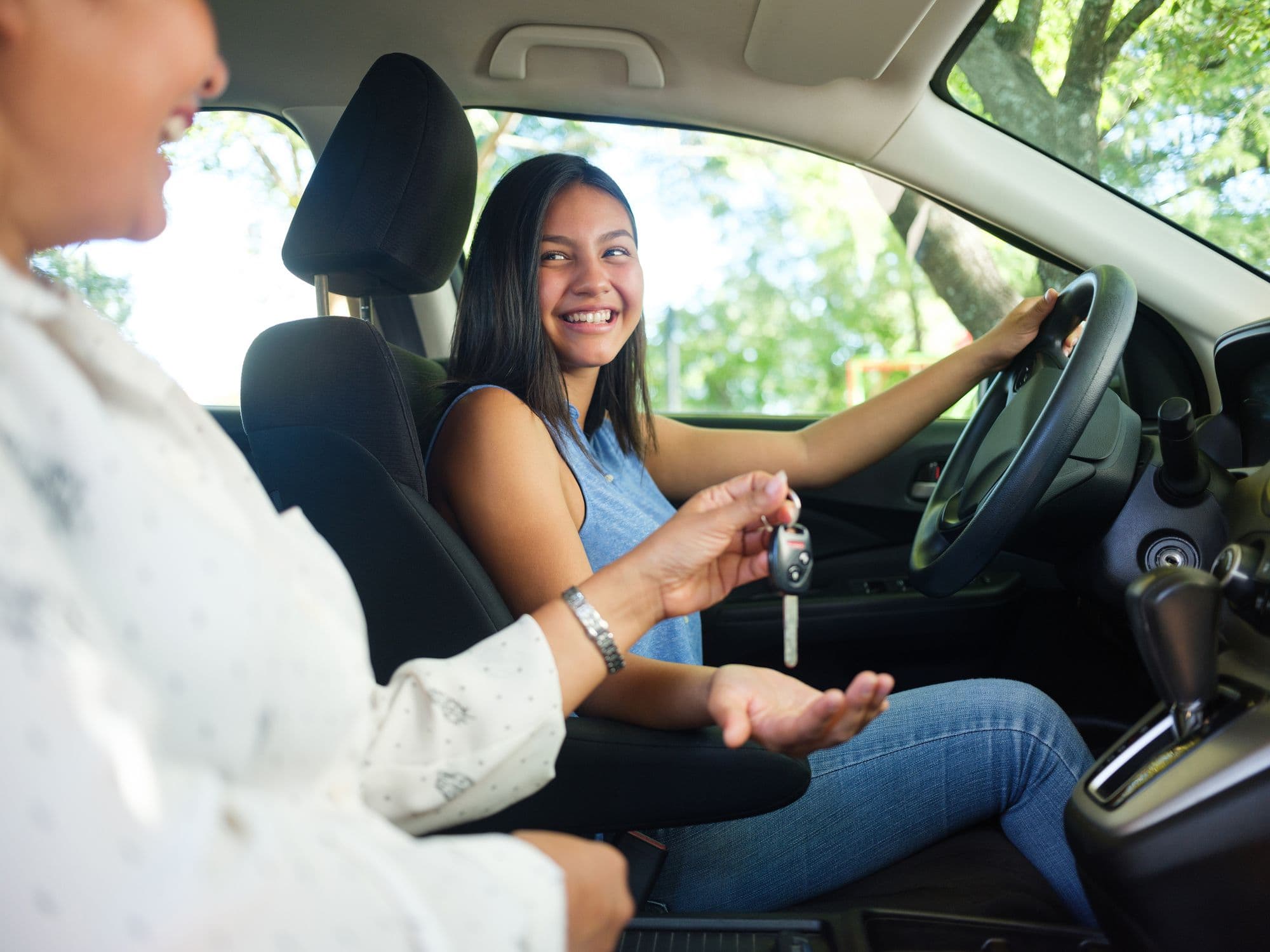 Une jeune fille au volant.