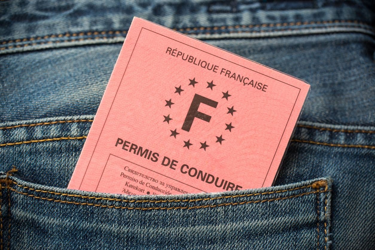 Permis de conduire dans une poche de jean.