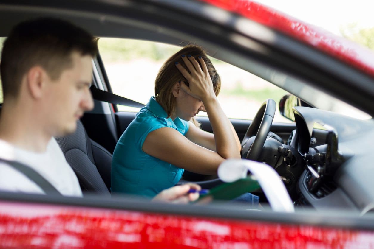 Une jeune femme semble avoir raté son examen pratique.