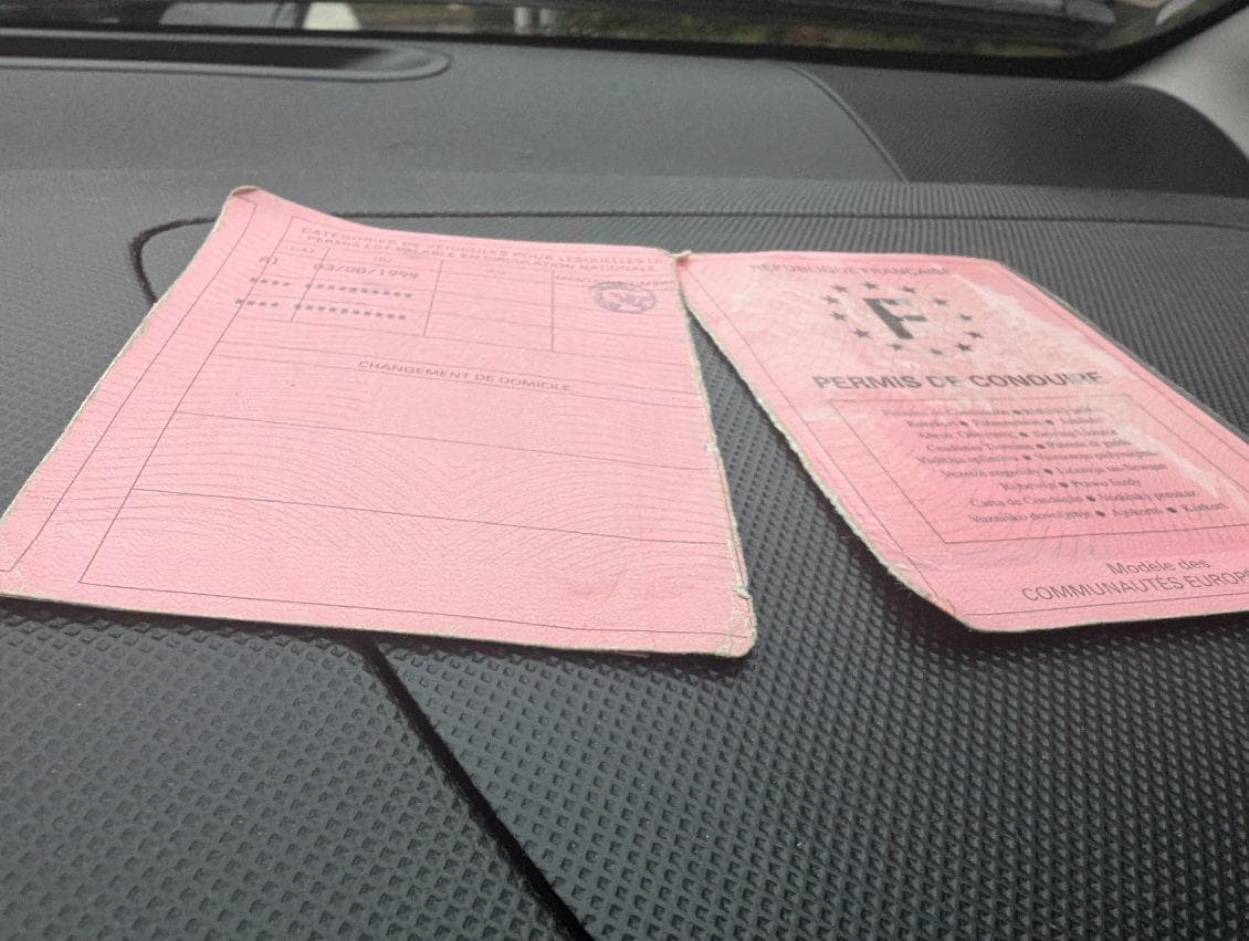 Au fil des années, les permis de conduire au format papier se détériorent. ©Roole