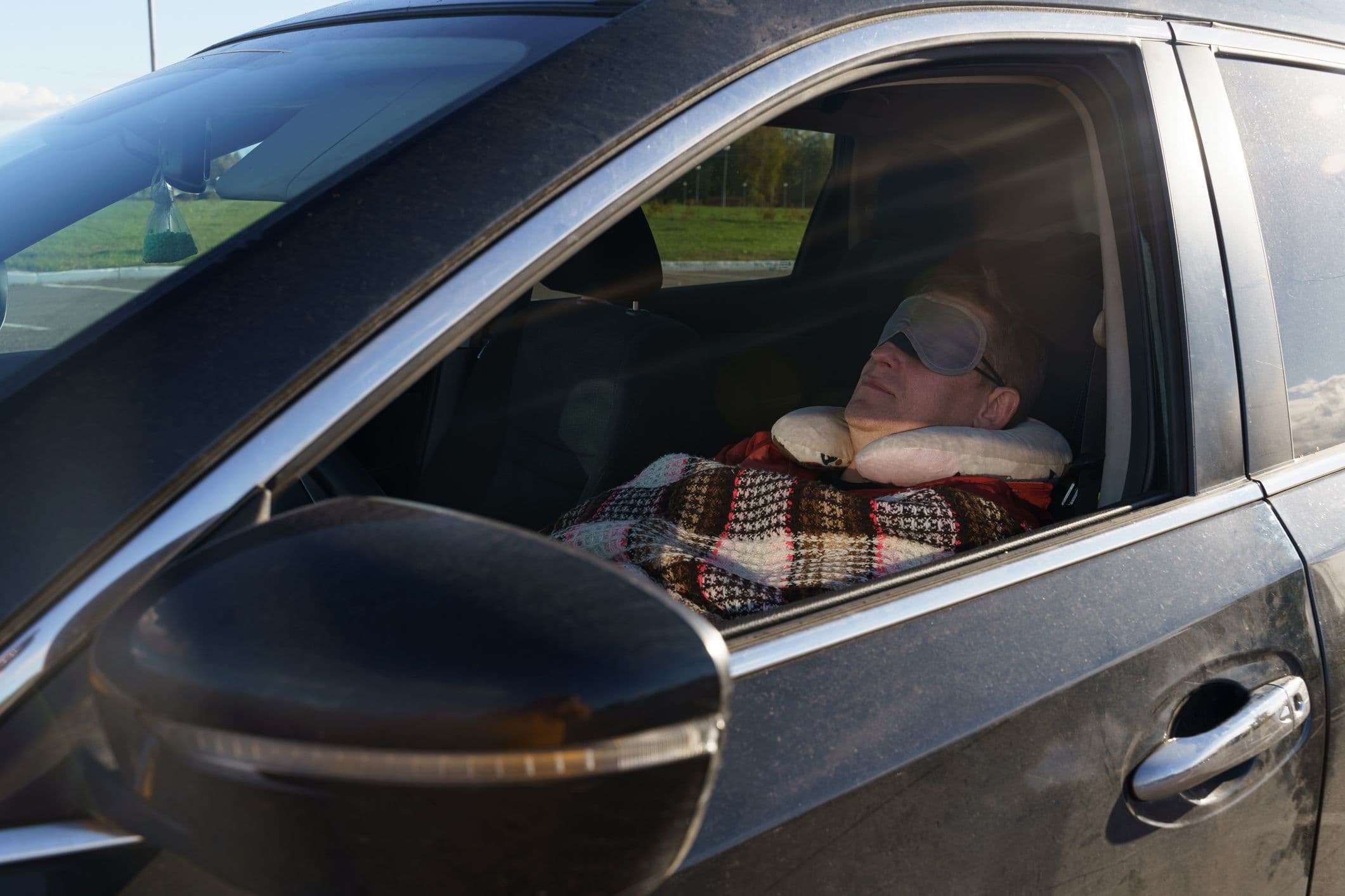 Personne qui dort dans sa voiture