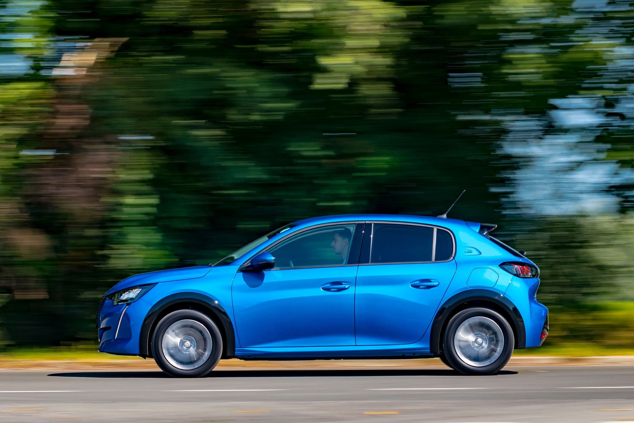 Voiture électrique de catégorie B roulant sur la route