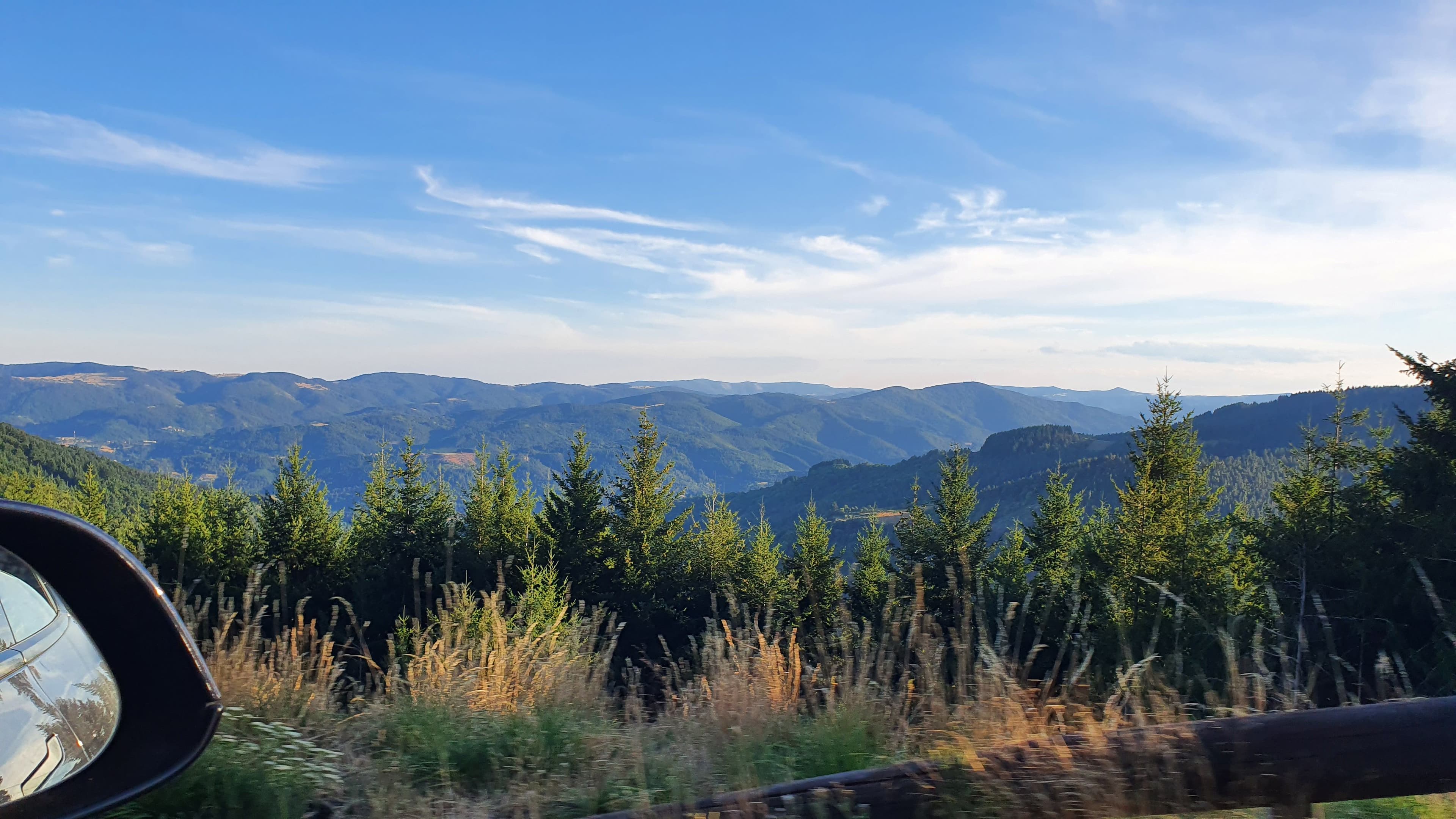 Un paysage d'Ardèche verte vue d'une voiture