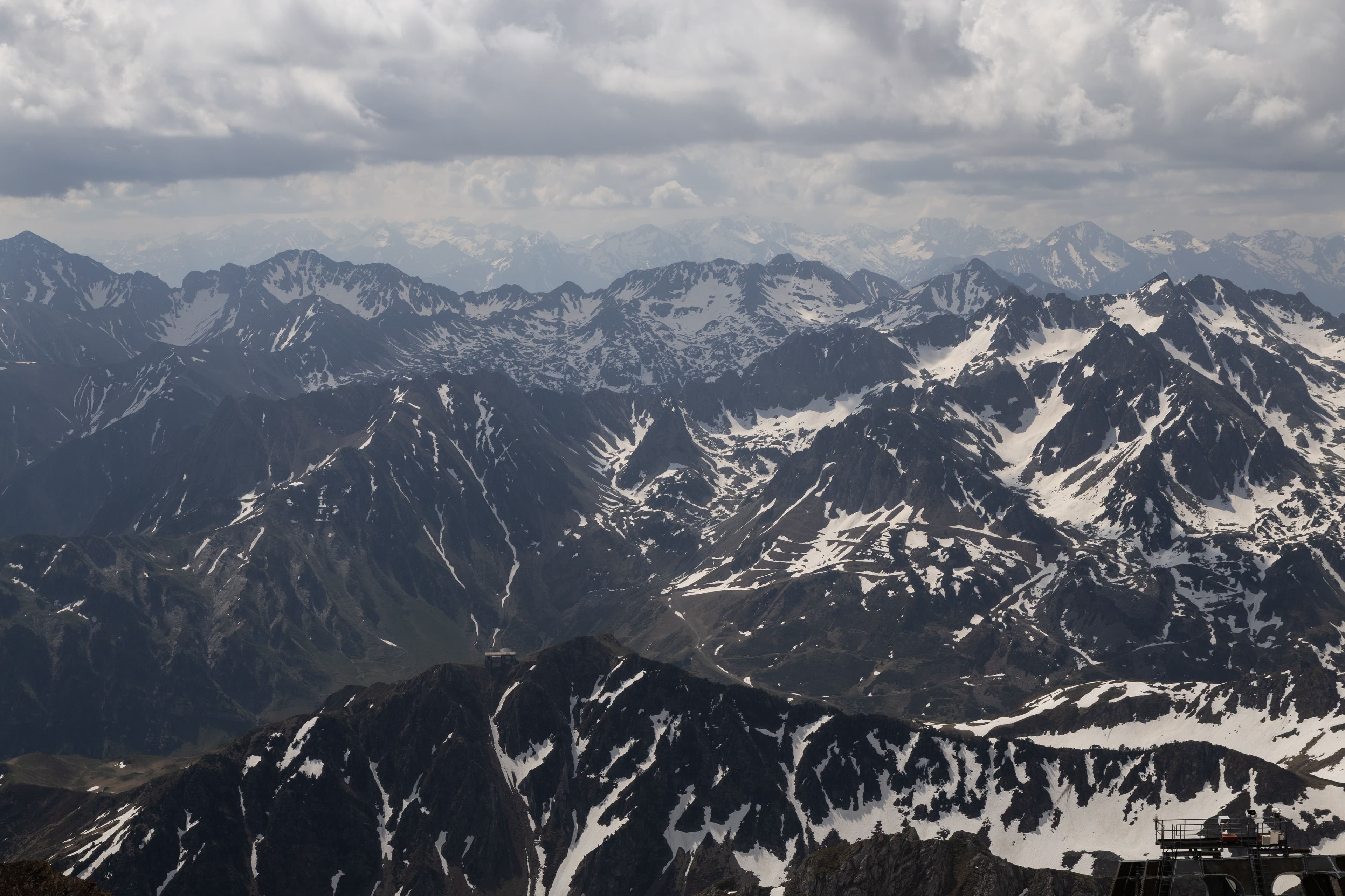 Depuis le sommet du Pic du Midi de Bigorre, vous aurez une vue imprenable sur la chaîne des Pyrénées. ©Nature Voyages Découvertes