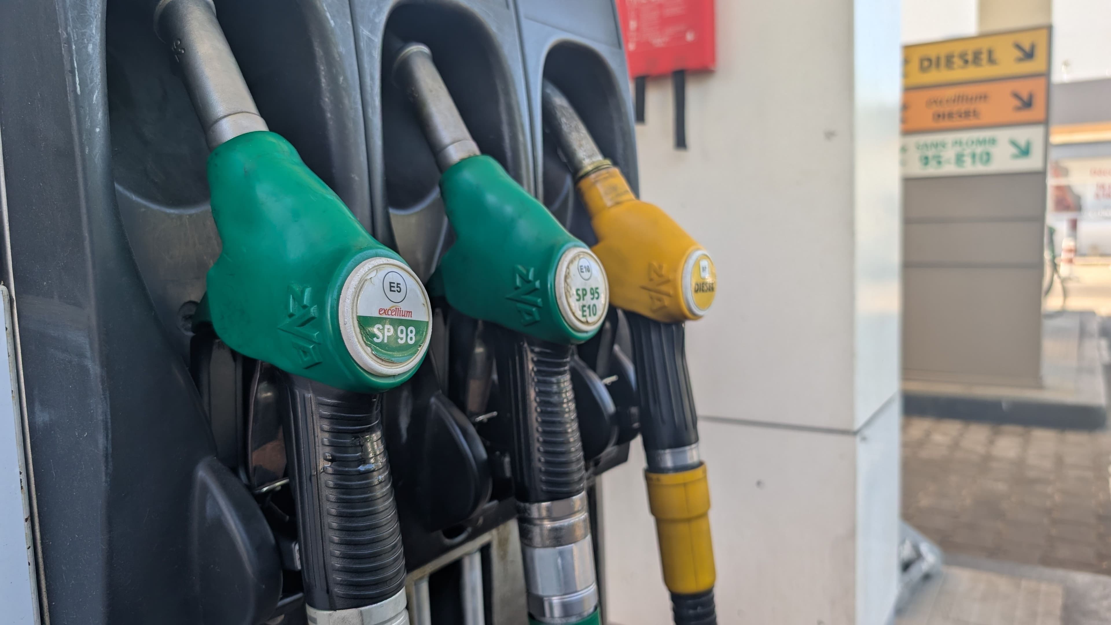 Pistolets carburant dans une station essence