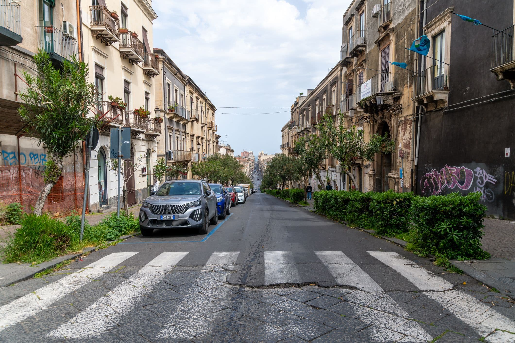 Des voitures garées juste avant un passage piéton. 
