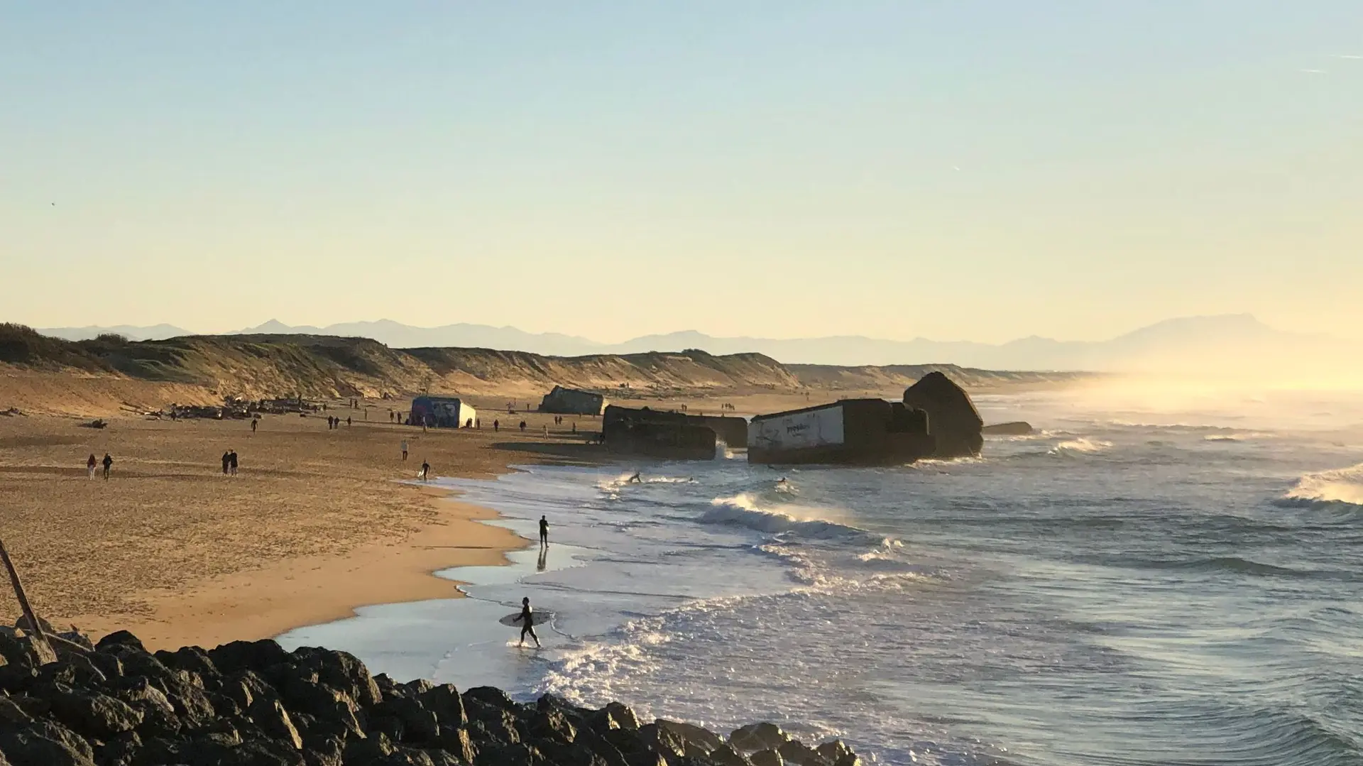 S'émerveiller devant un coucher de soleil sur une plage du Capbreton. ©Roole