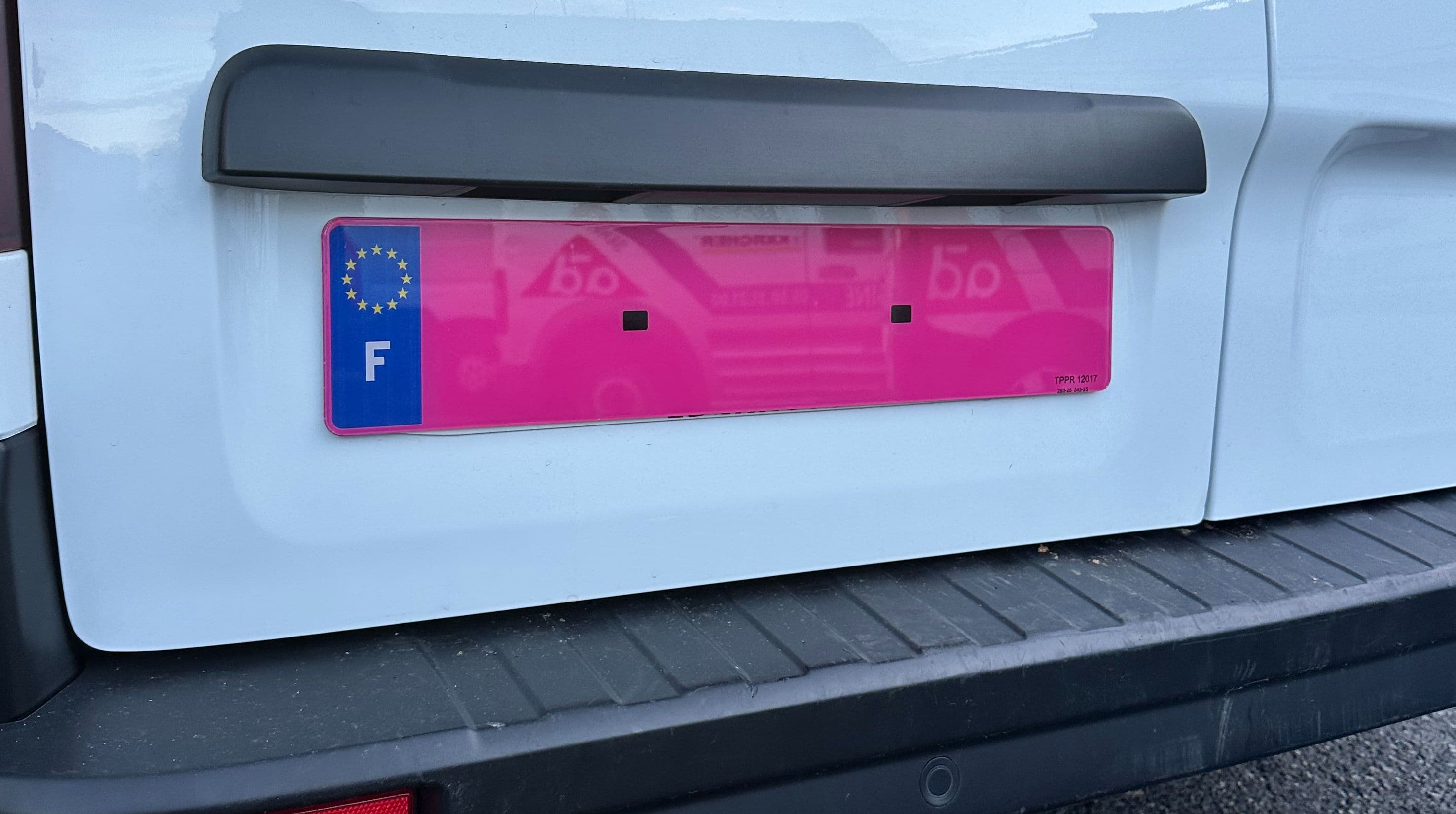 Les plaques d'immatriculation roses commencent à être déployées.