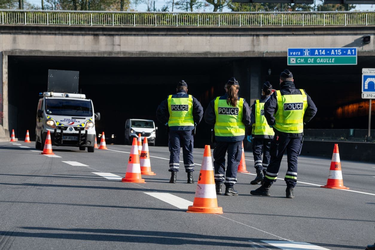 Des agents de police arrêtés sur l'autoroute.